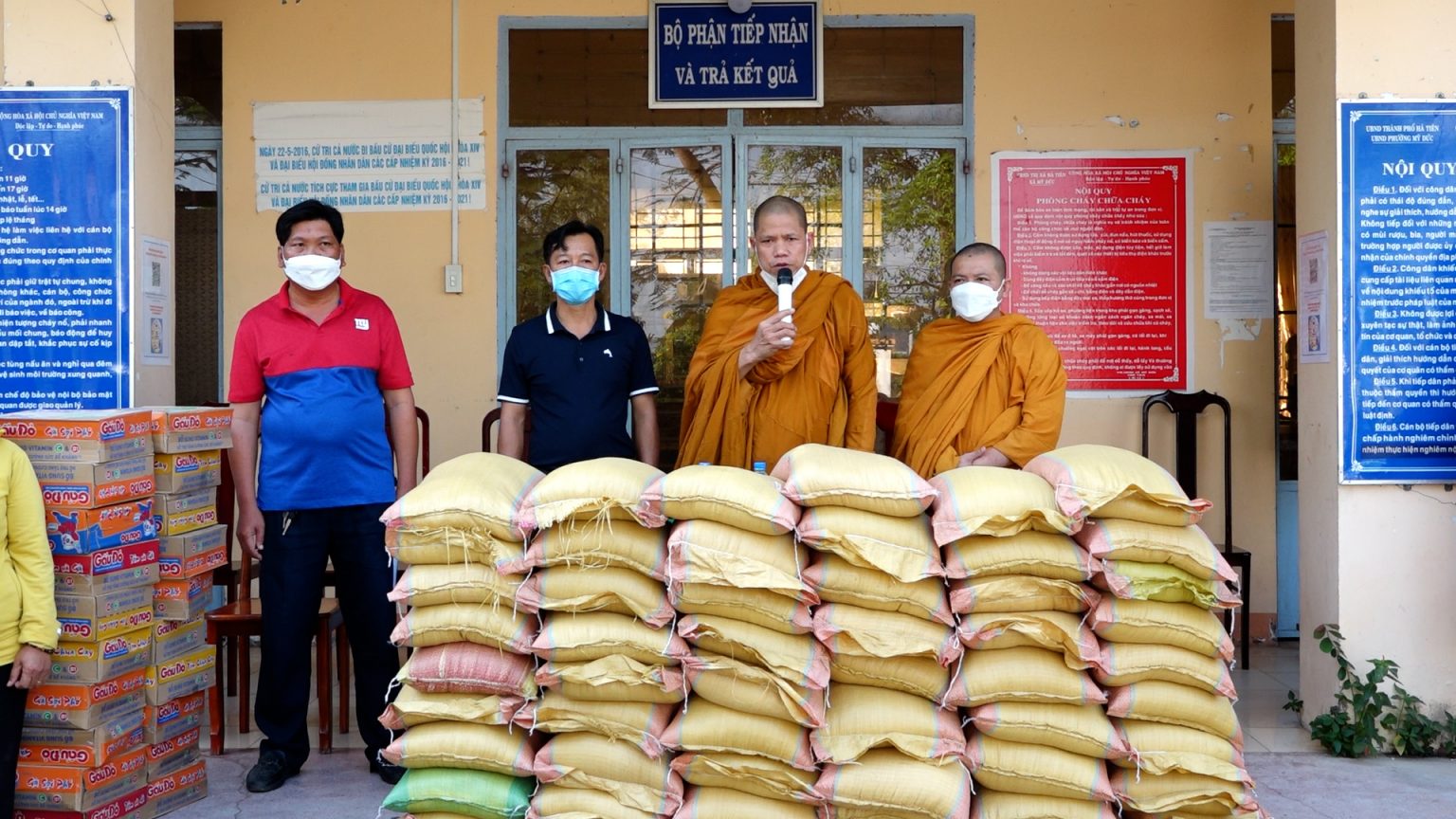 Kiên Giang: Pháp Viện Minh Đăng Quang trao 200 phần quà hỗ trợ bà con có hoàn cảnh khó khăn tại TP. Hà Tiên