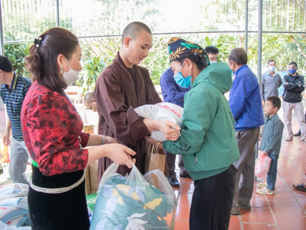 Sơn La: Chùa Quỳnh Nhai Cam Lộ trao 150 phần quà Tết hỗ trợ đồng bào các dân tộc với thông điệp “Cho đi là còn mãi”