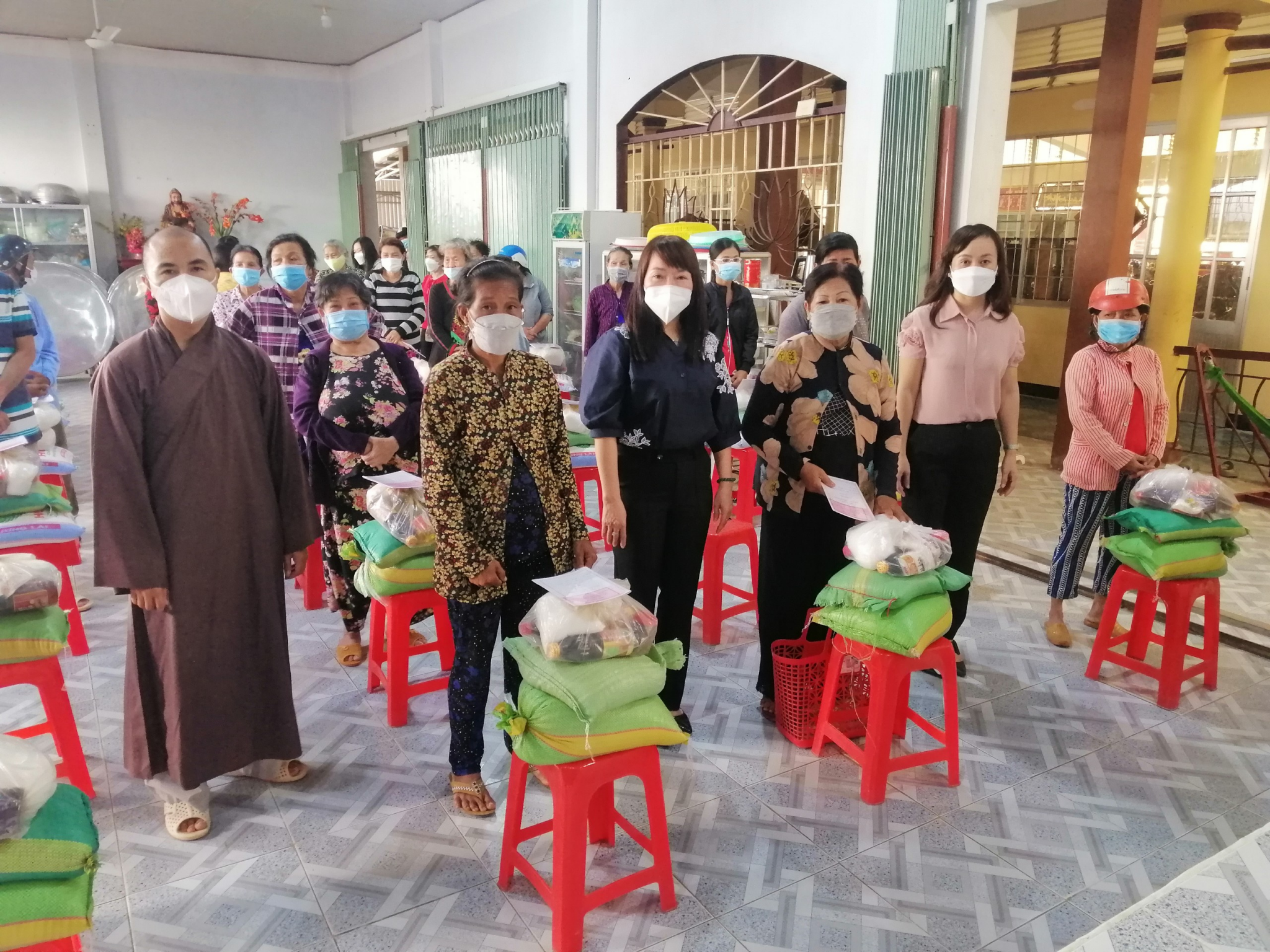 Trà Vinh: Chùa Long Khánh trao quà Tết cho hộ gia đình hội viên phụ nữ nghèo