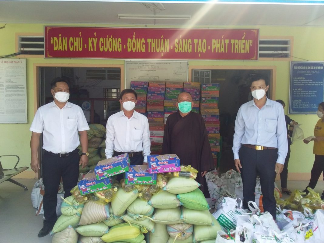 Bến Tre: Các tự viện tại huyện Thạnh Phú trao quà tết xuân Nhâm Dần đến người khó khăn