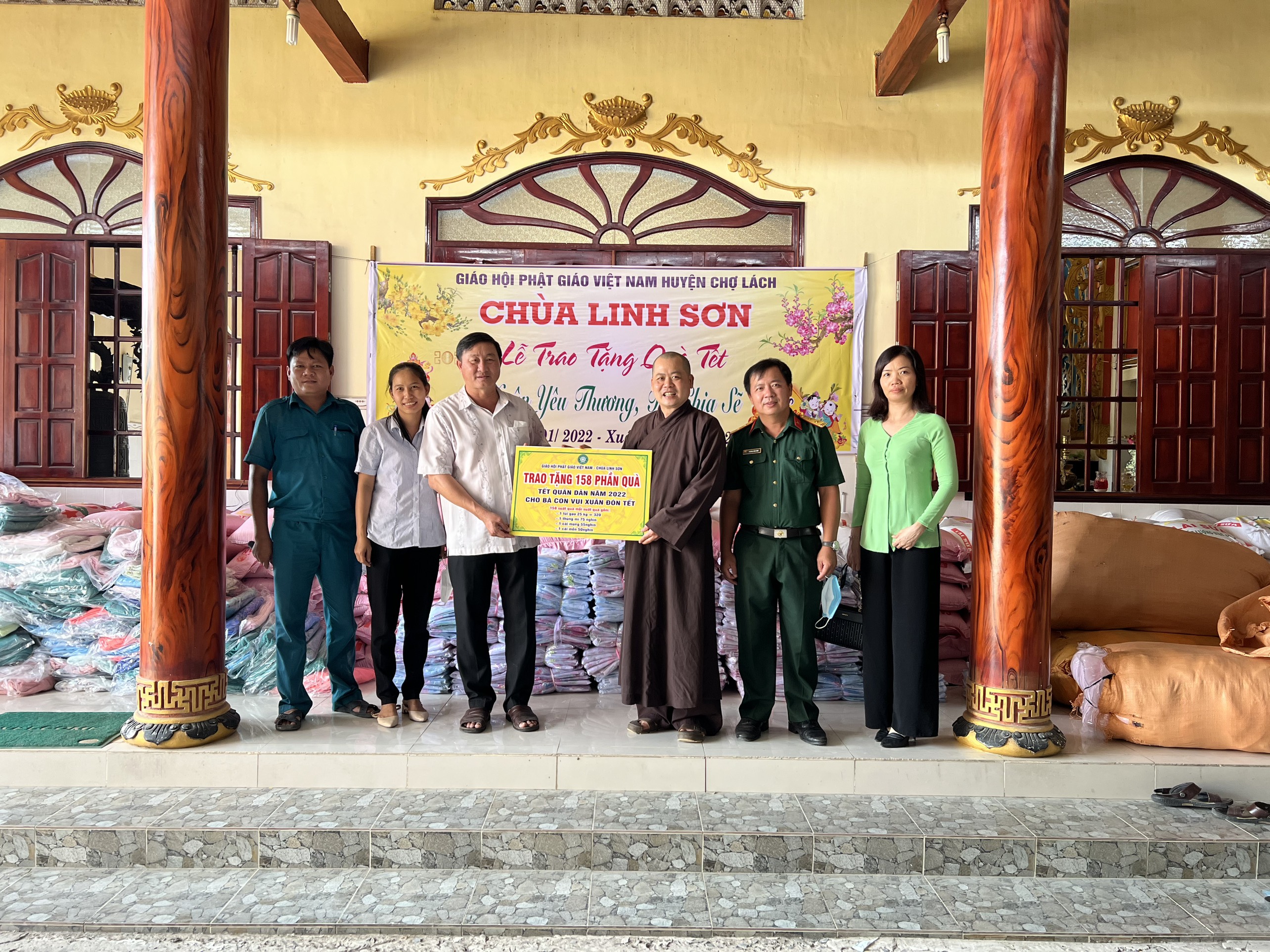 Bến Tre: Chùa Linh Sơn trao tặng quà Tết cho bà con hoàn cảnh khó khăn nhân dịp xuân 2022