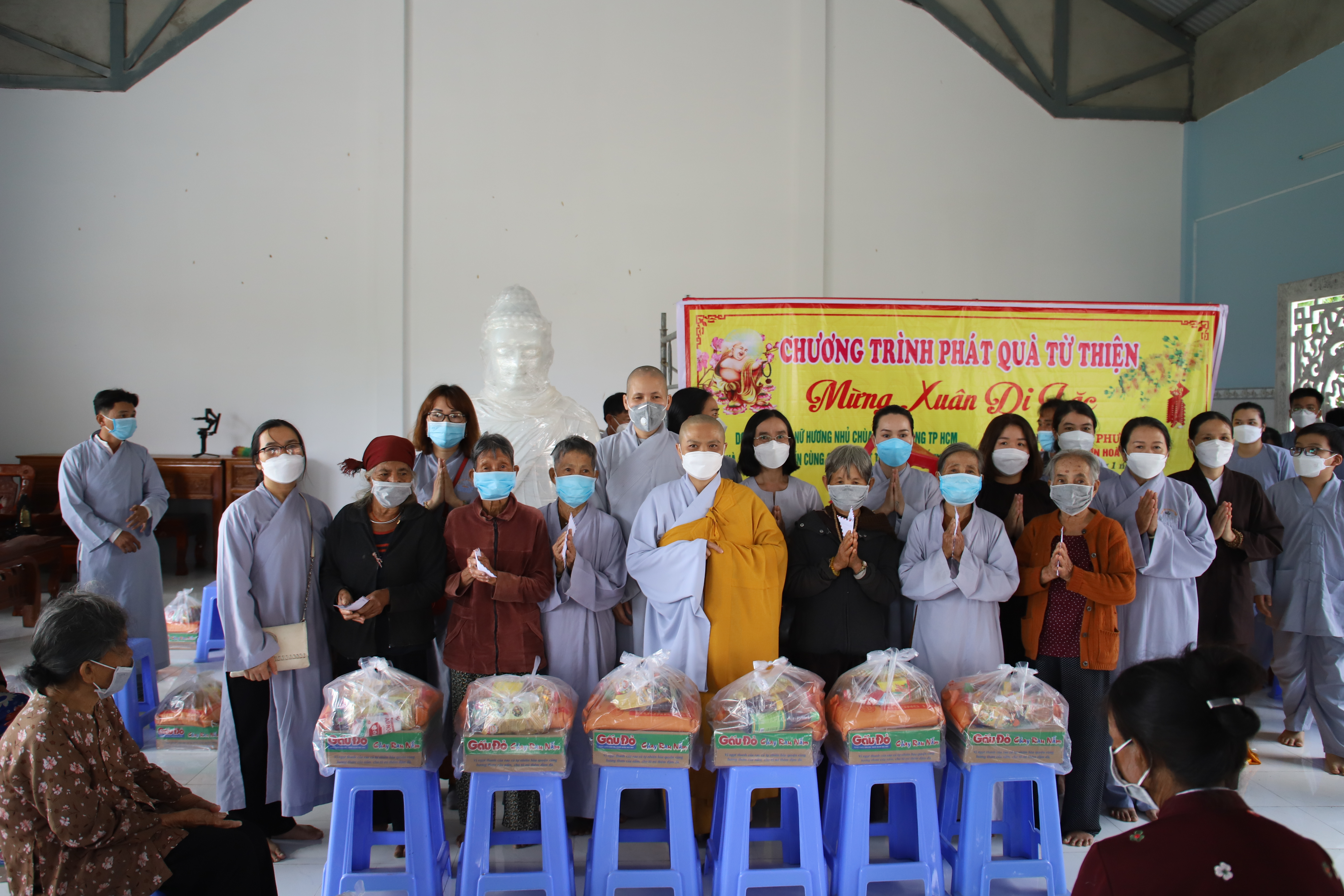 Chùa Thiên Quang tặng quà Tết cho hộ khó khăn, người khuyết tật và bệnh nhân phong