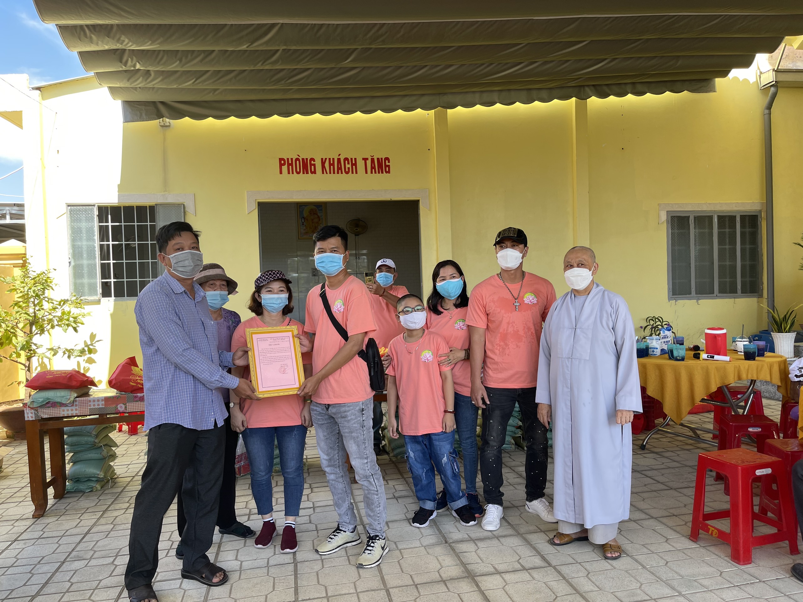 Bến Tre: Chùa Tịnh Độ trao tặng quà tết bà con khó khăn vui xuân Nhâm Dần
