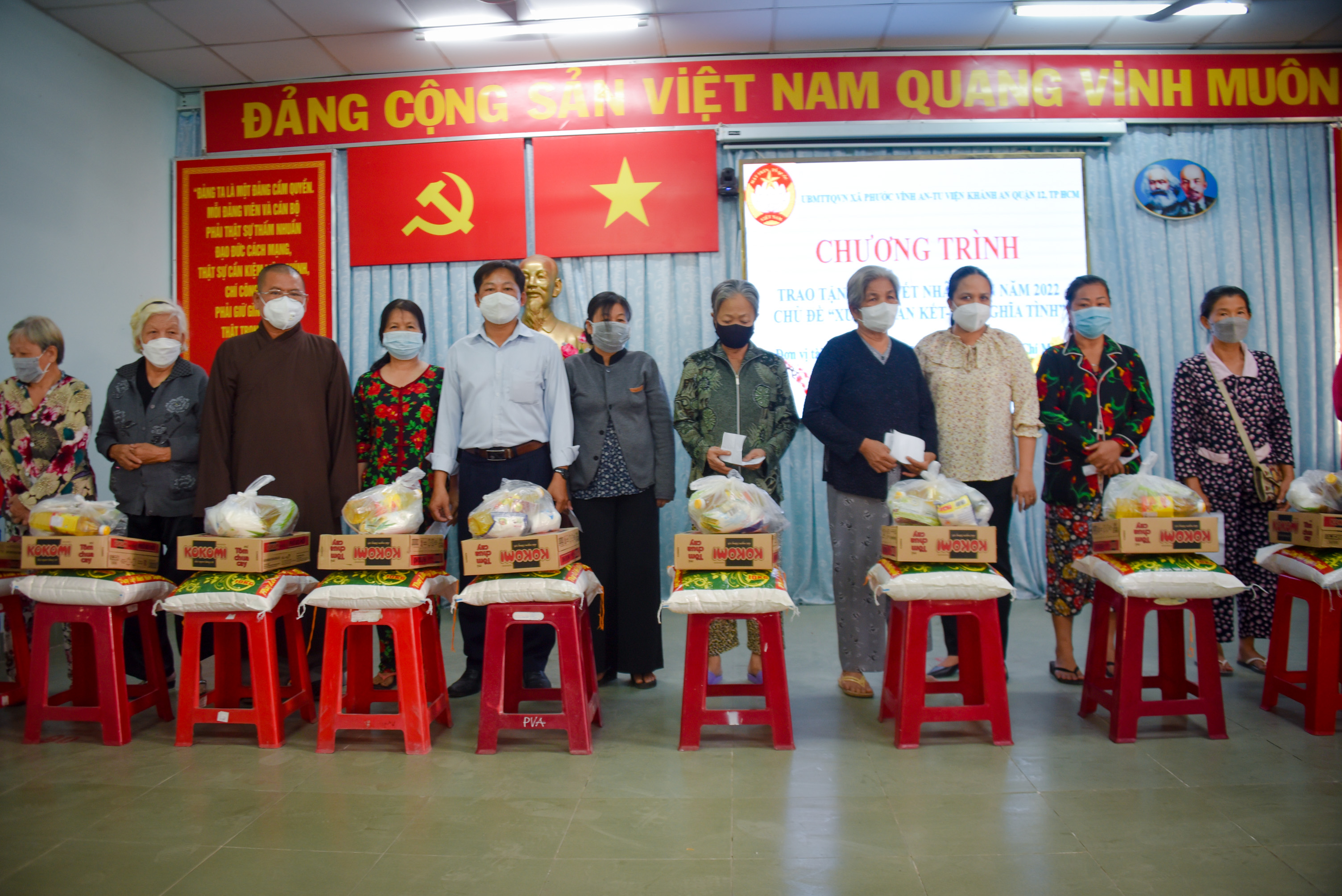 TP.HCM: Tu viện Khánh An trao tặng 500 phần quà Tết đến bà con có hoàn cảnh khó khăn