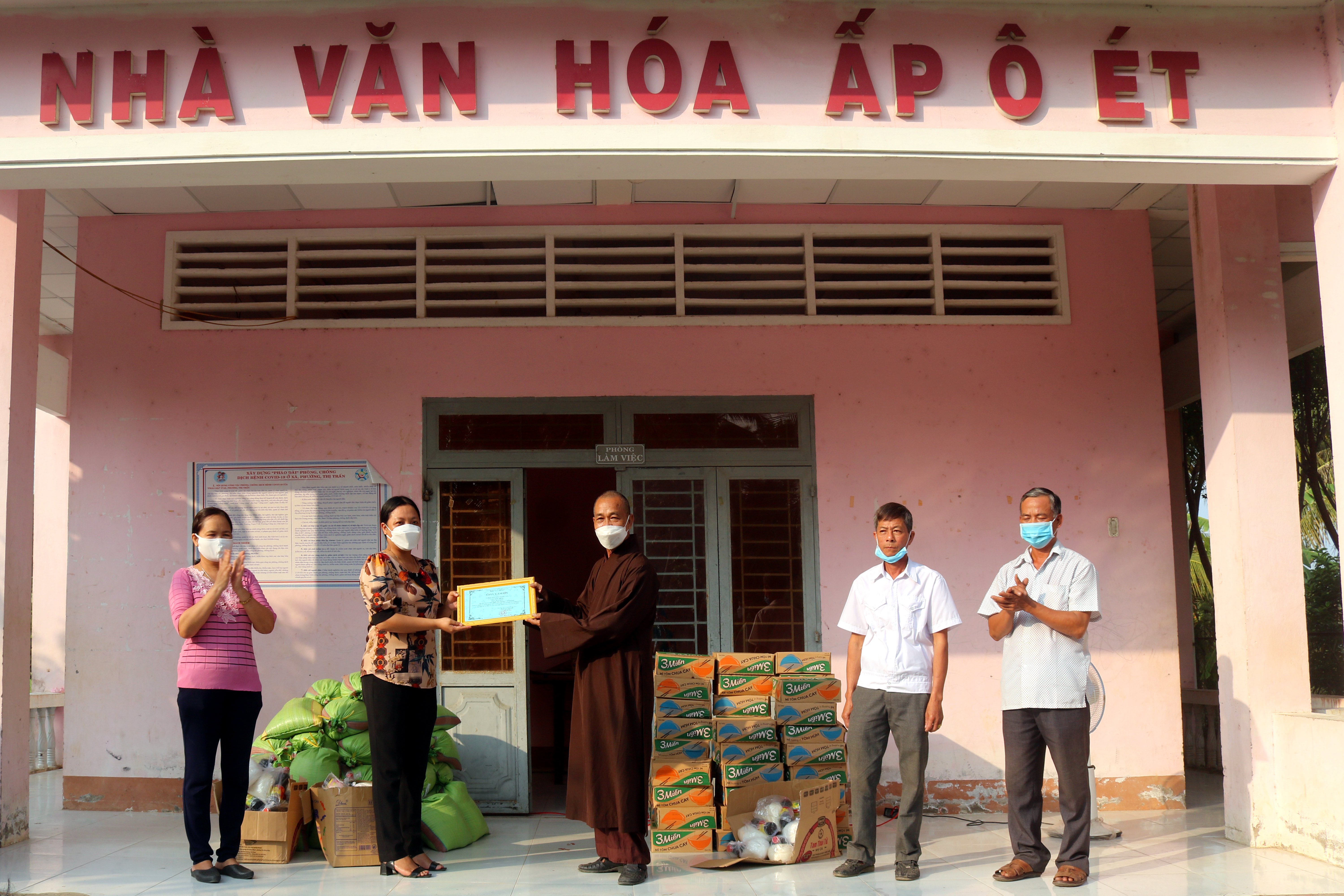Trà Vinh: Chùa Phước Hoà tổ chức nhiều đợt tặng quà tết đến với bà con có hoàn cảnh khó