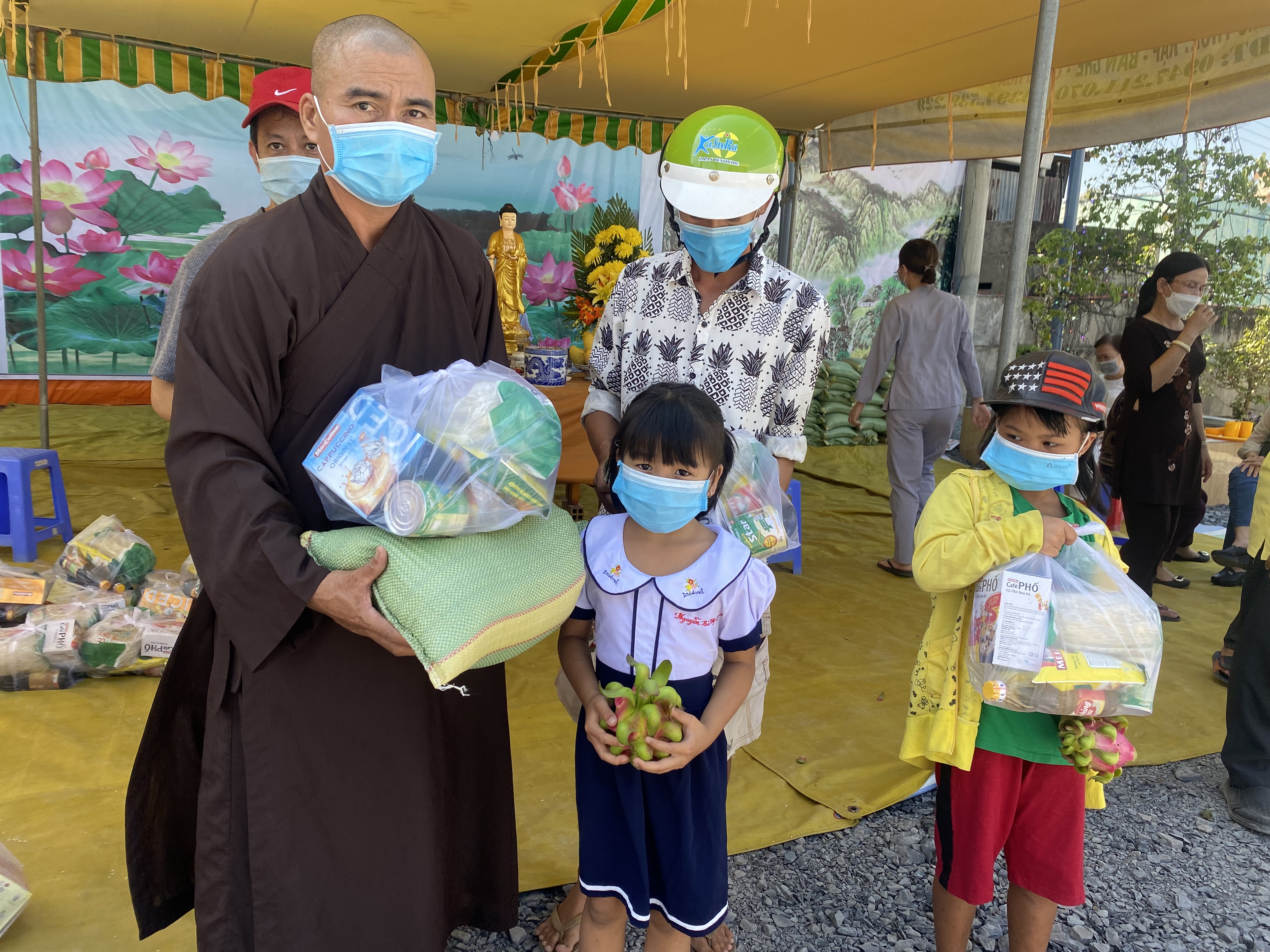Tiền Giang: Chùa Phước Bình kết hợp các nhà hảo tâm tặng quà Xuân đến các hoàn cảnh khó khăn