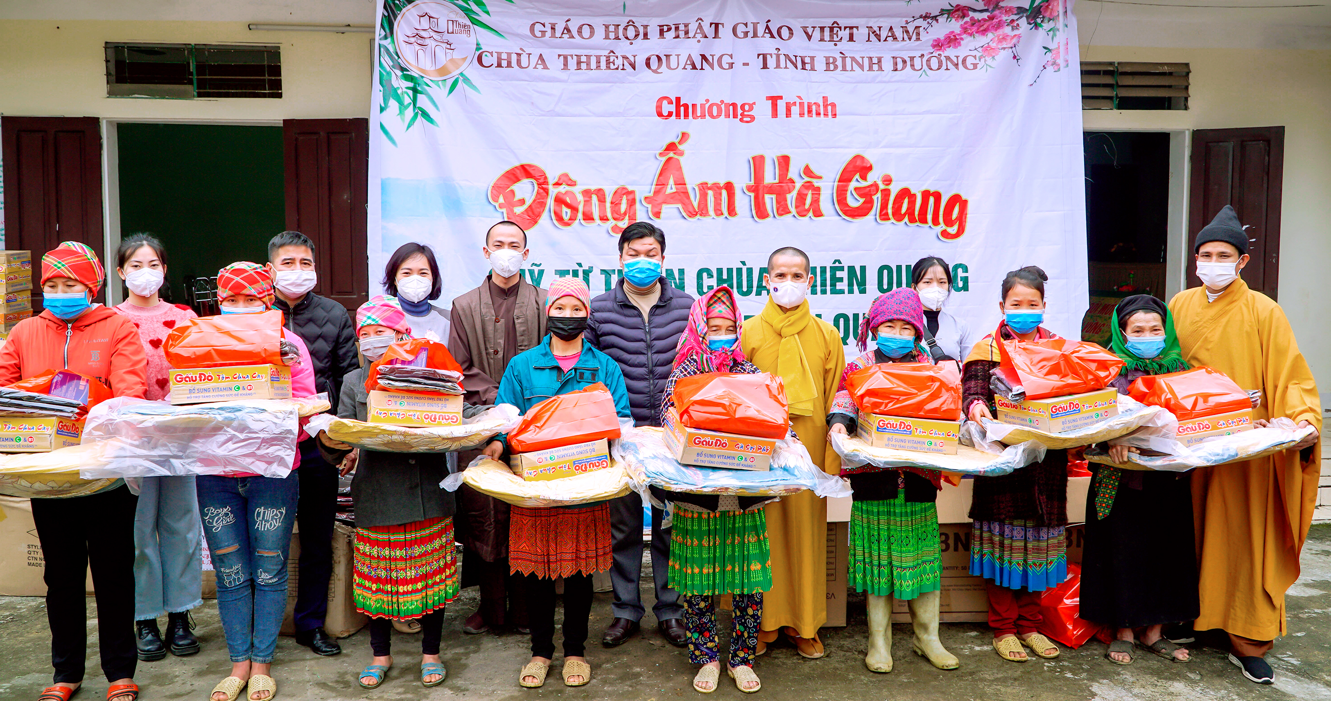 Hà Giang: Quỹ Từ thiện Thiên Quang (Bình Dương) trao quà cho đồng bào dân tộc và học sinh các trường bán trú huyện biên giới Vị Xuyên