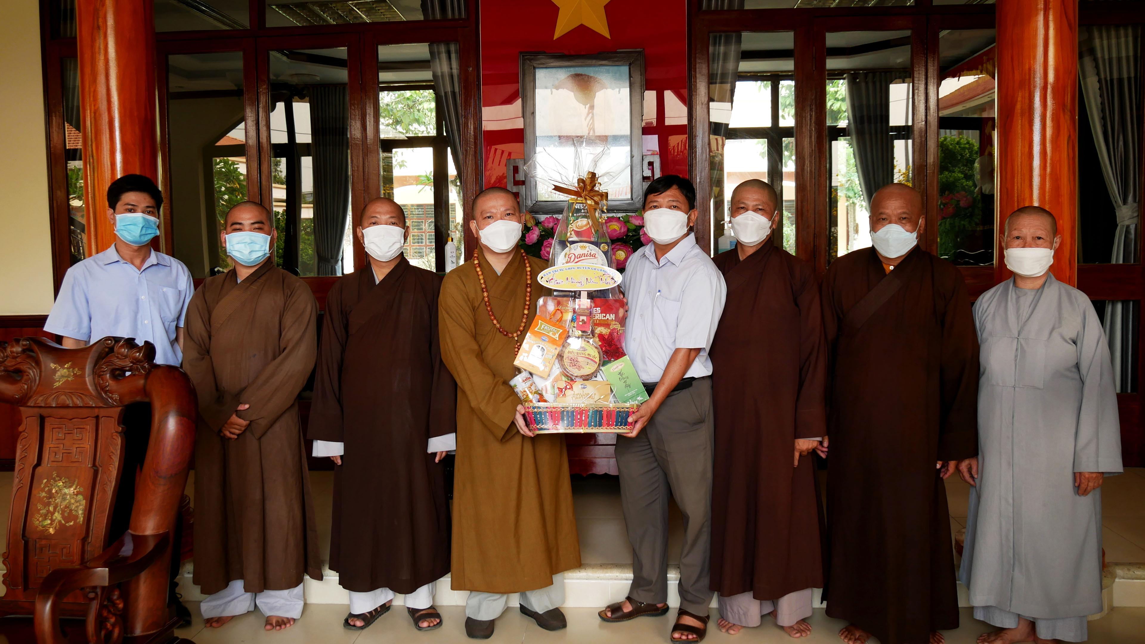 Tiền Giang: Ban Trị sự Phật giáo huyện Gò Công Tây chúc Tết lãnh đạo Chính quyền và tặng quà cho bà con gặp khó khăn