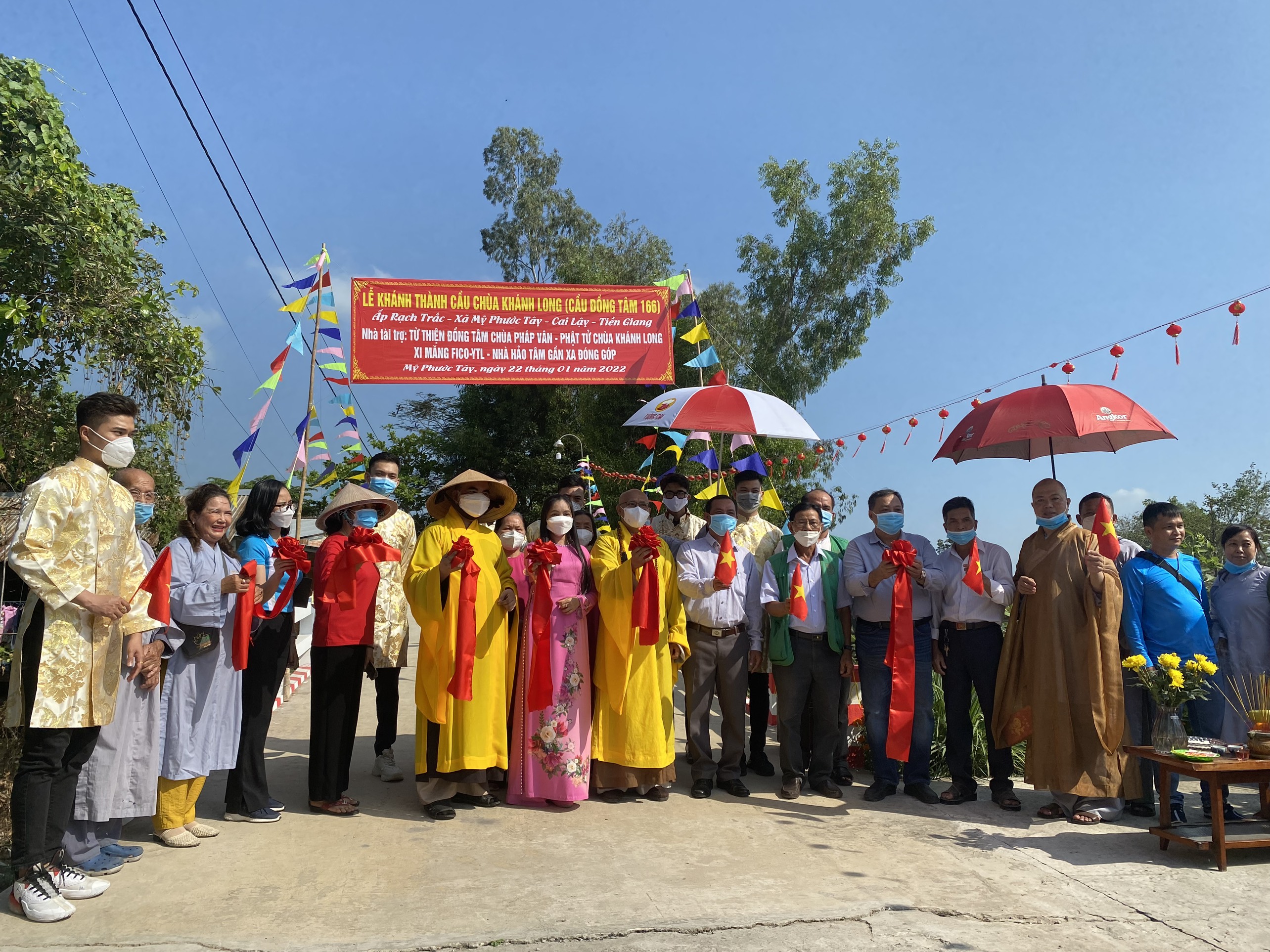 Tiền Giang: Chùa Khánh Long khánh thành cầu nông thôn và tặng quà Tết đến người dân