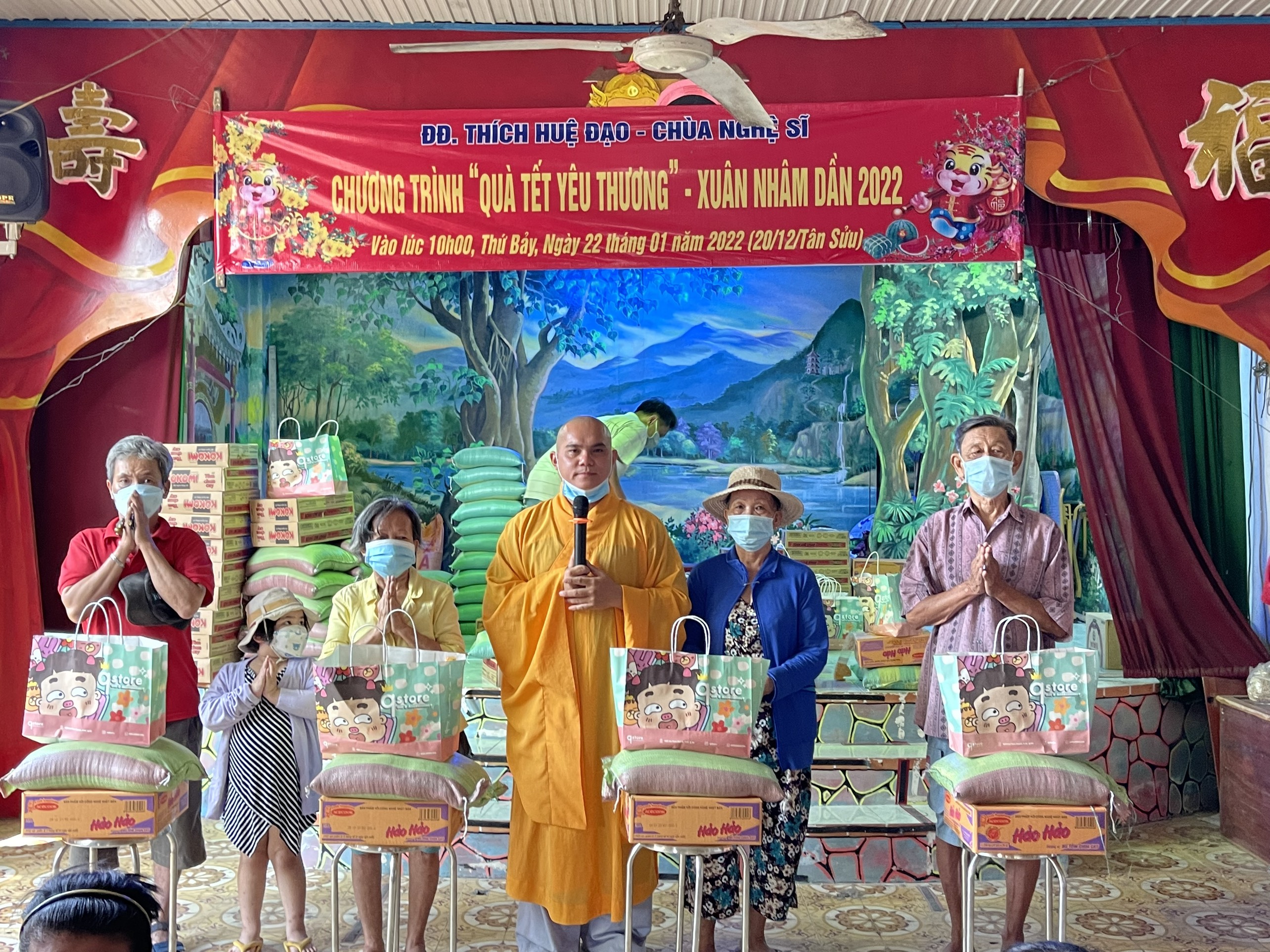 TP.Hồ Chí Minh: Chùa Nghệ Sĩ tặng quà Tết đến các hoàn cảnh khó khăn