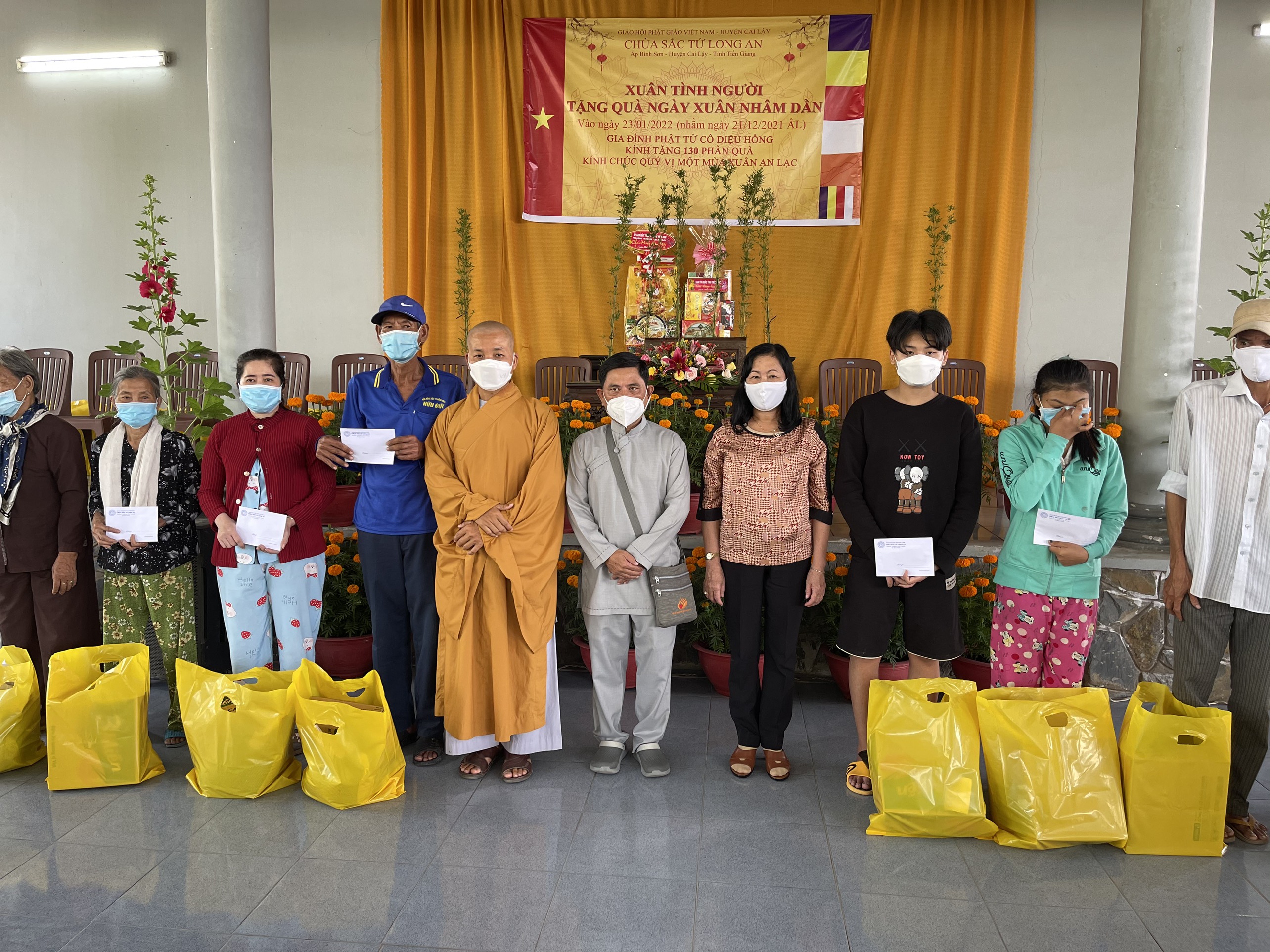 Tiền Giang: Chùa Sắc tứ Long An tặng quà Tết đến các hoàn cảnh khó khăn