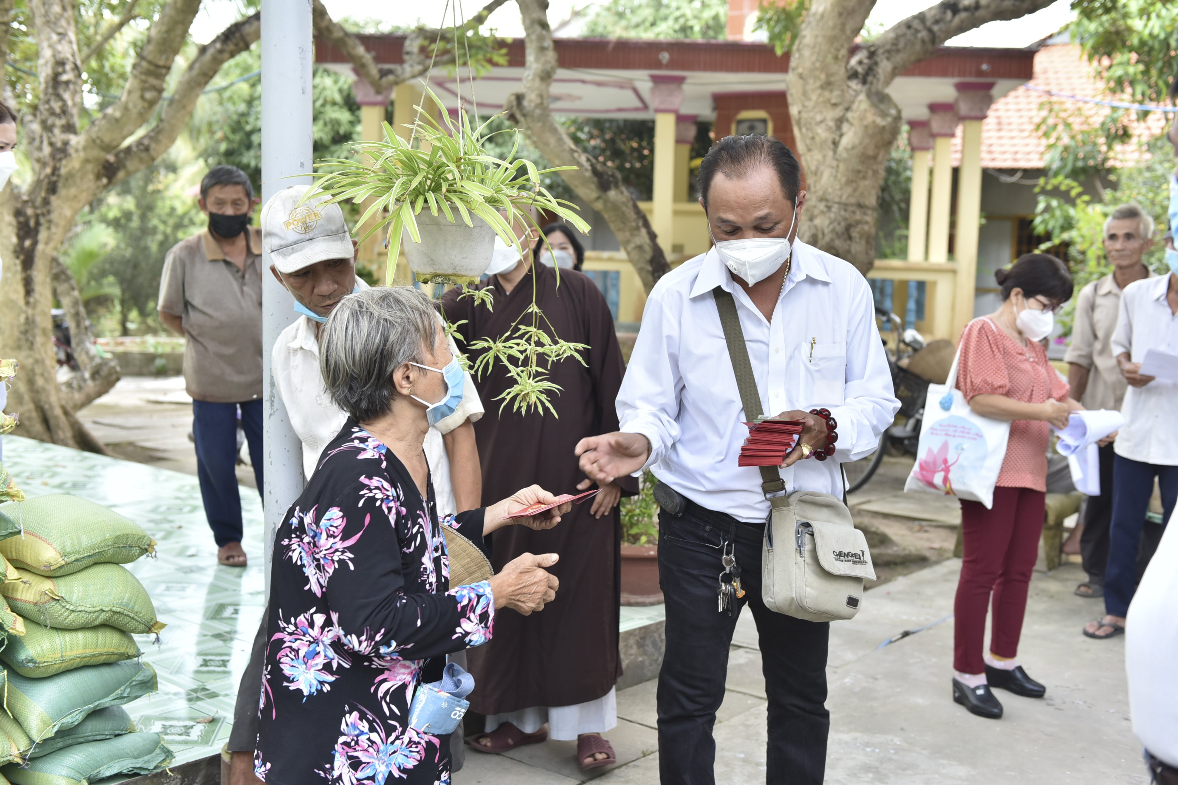 Tiền Giang: Chùa Long Sơn trao quà Tết đến người dân có hoàn cảnh khó khăn