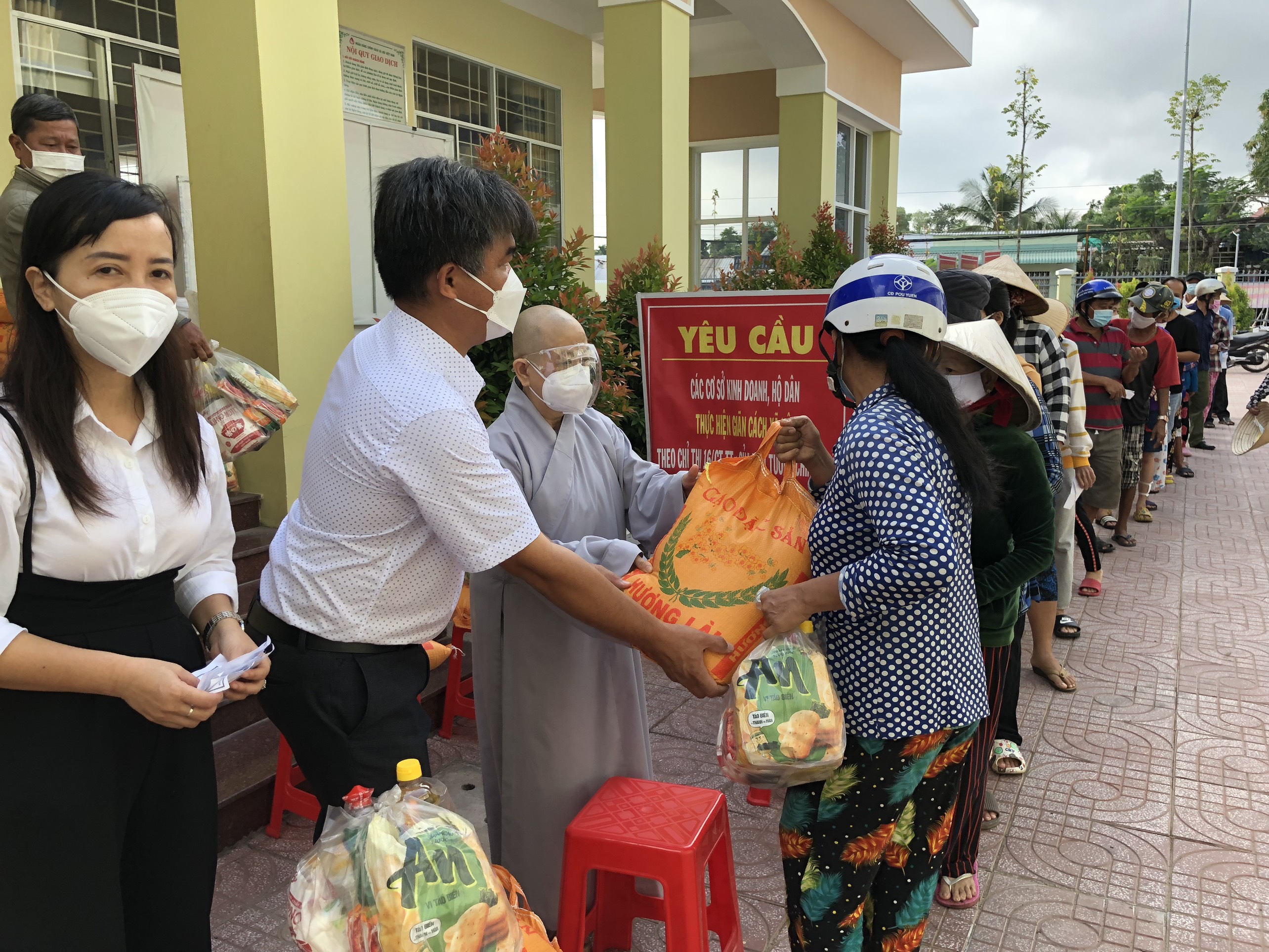 Tiền Giang: Chùa Phật Bửu Ni trao 500 phần quà Tết đến các hoàn cảnh khó khăn