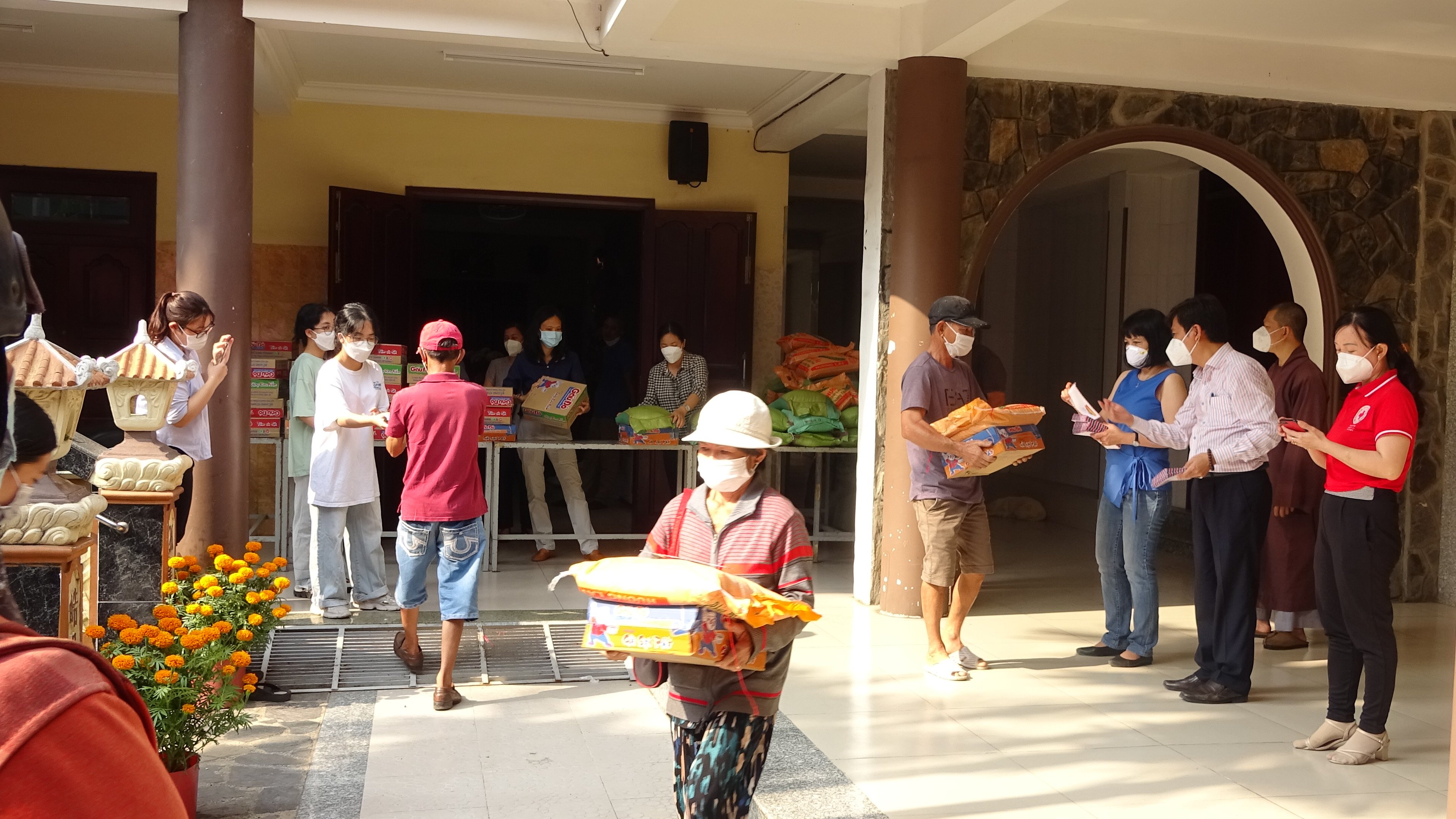 TP.HCM: Chùa Thiền Tôn 2 trao tặng 200 phần quà tết cho người khó khăn trên địa bàn TP. Thủ Đức
