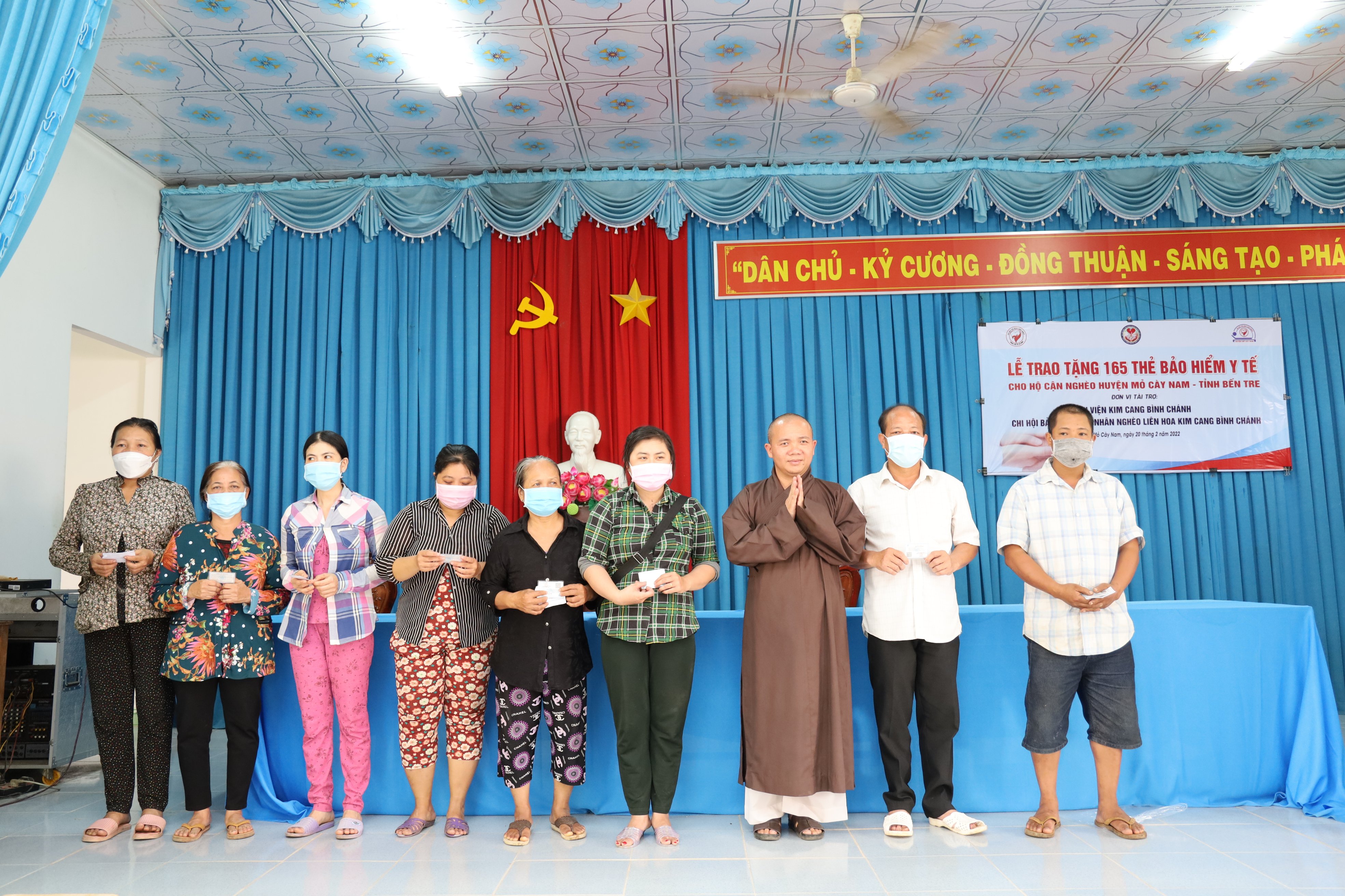 Bến Tre: Tu viện Kim Cang trao 165 thẻ Bảo hiểm Y tế cho bà con hộ cận nghèo và khảo sát xây dựng 02 cầu nông thôn