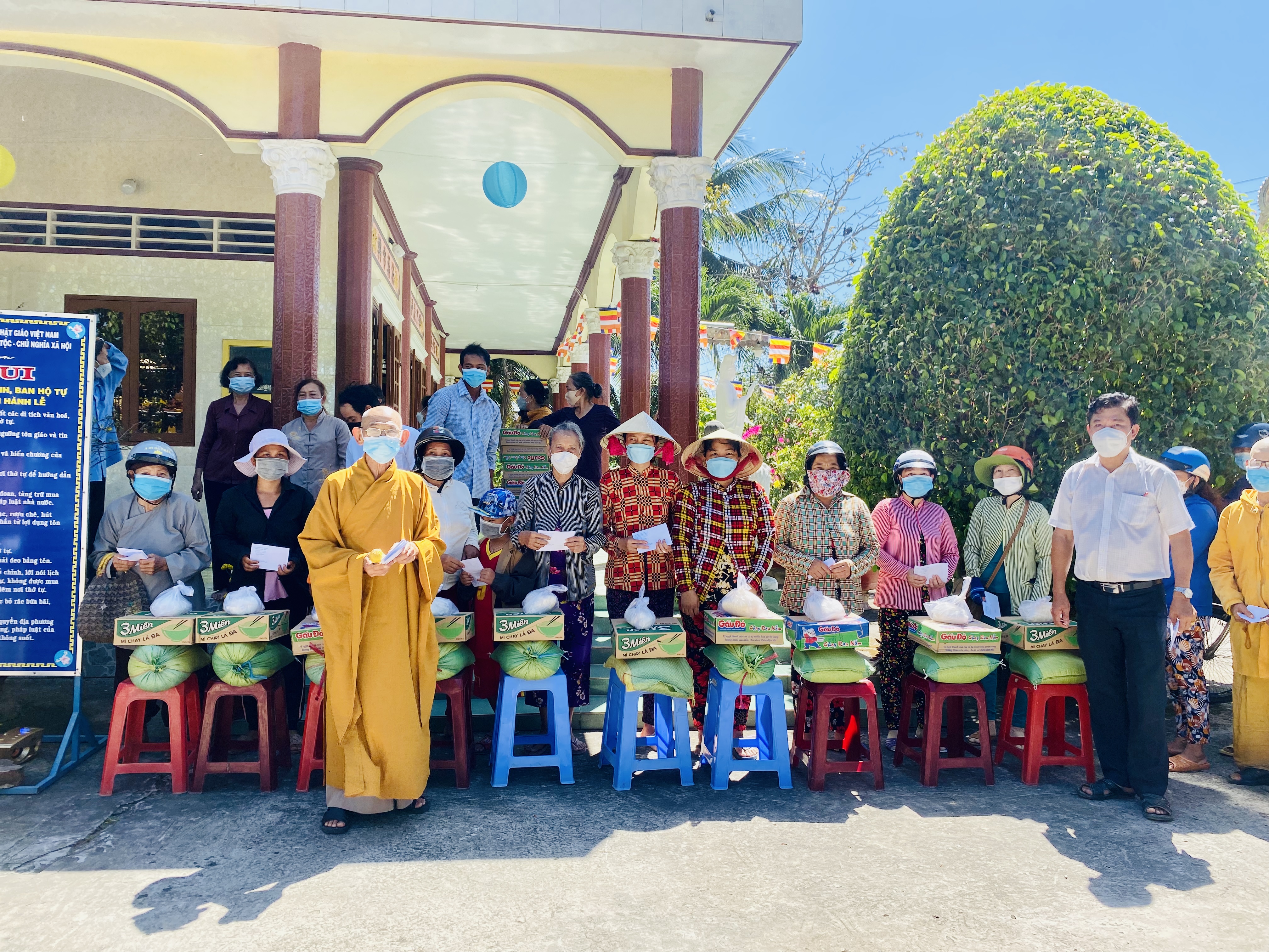 Tiền Giang: Chùa Phước Hựu tặng quà cho bà con gặp khó khăn nhân ngày lễ Thượng Nguyên