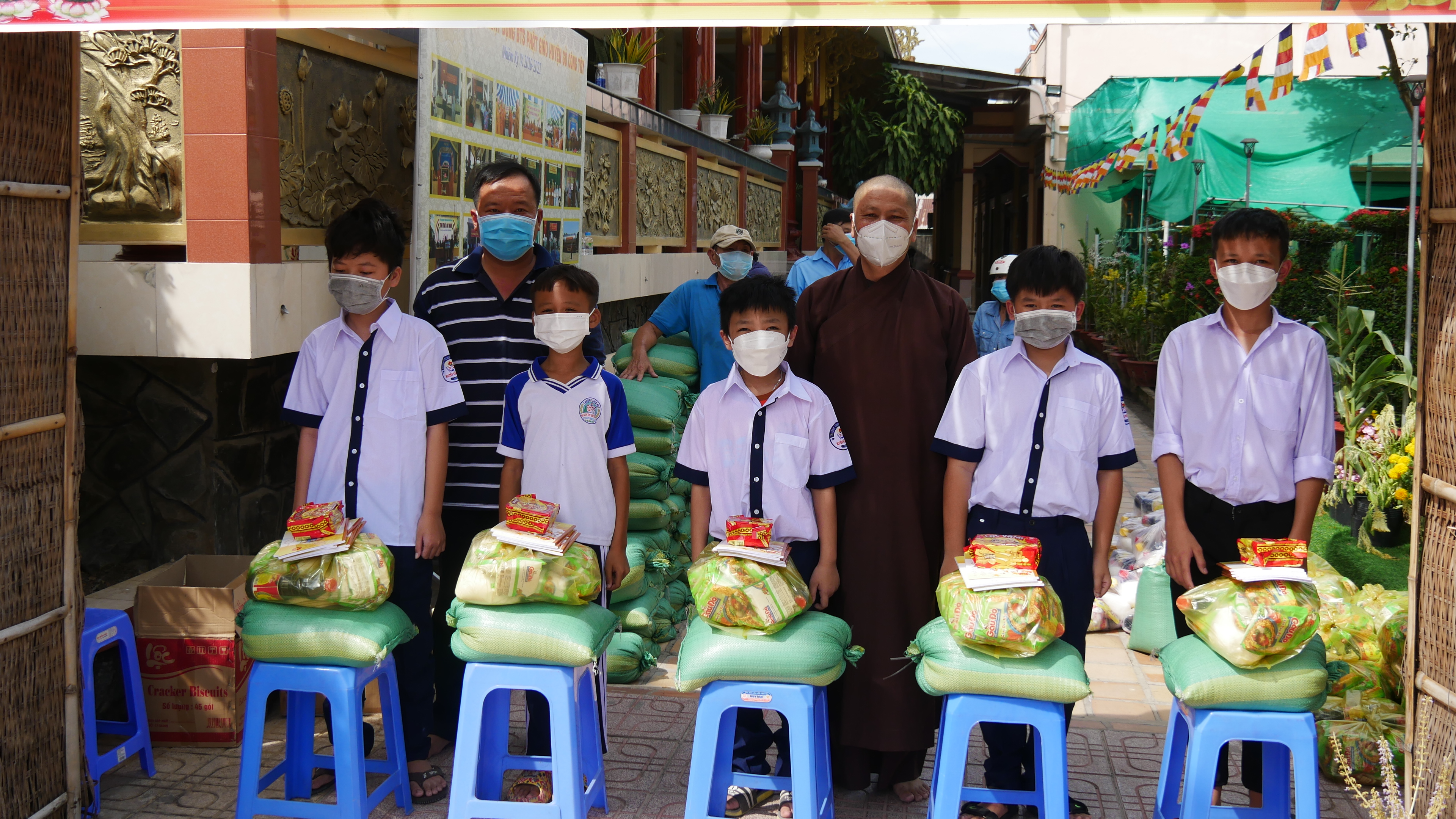 Tiền Giang: Chùa Linh Sơn tặng quà từ thiện nhân ngày lễ Thượng ngươn