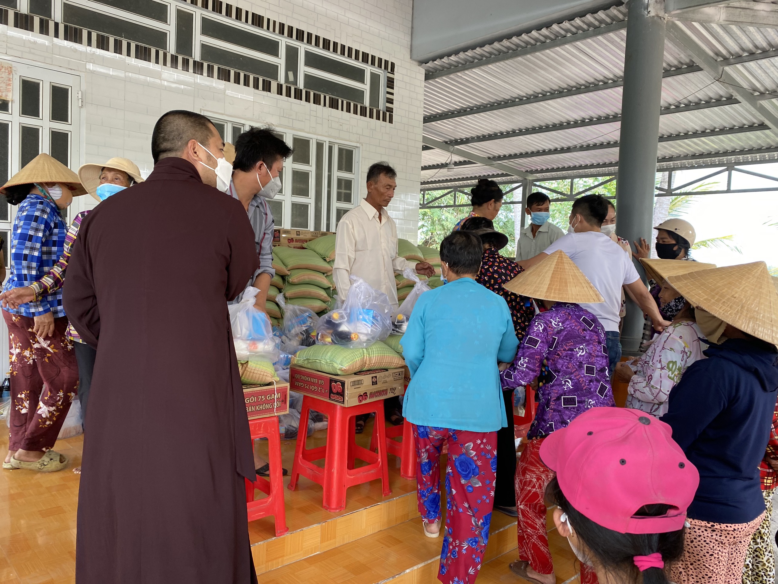 Bạc Liêu: Chùa Long An trao tặng quà xuân cho bà con có hoàn cảnh khó khăn