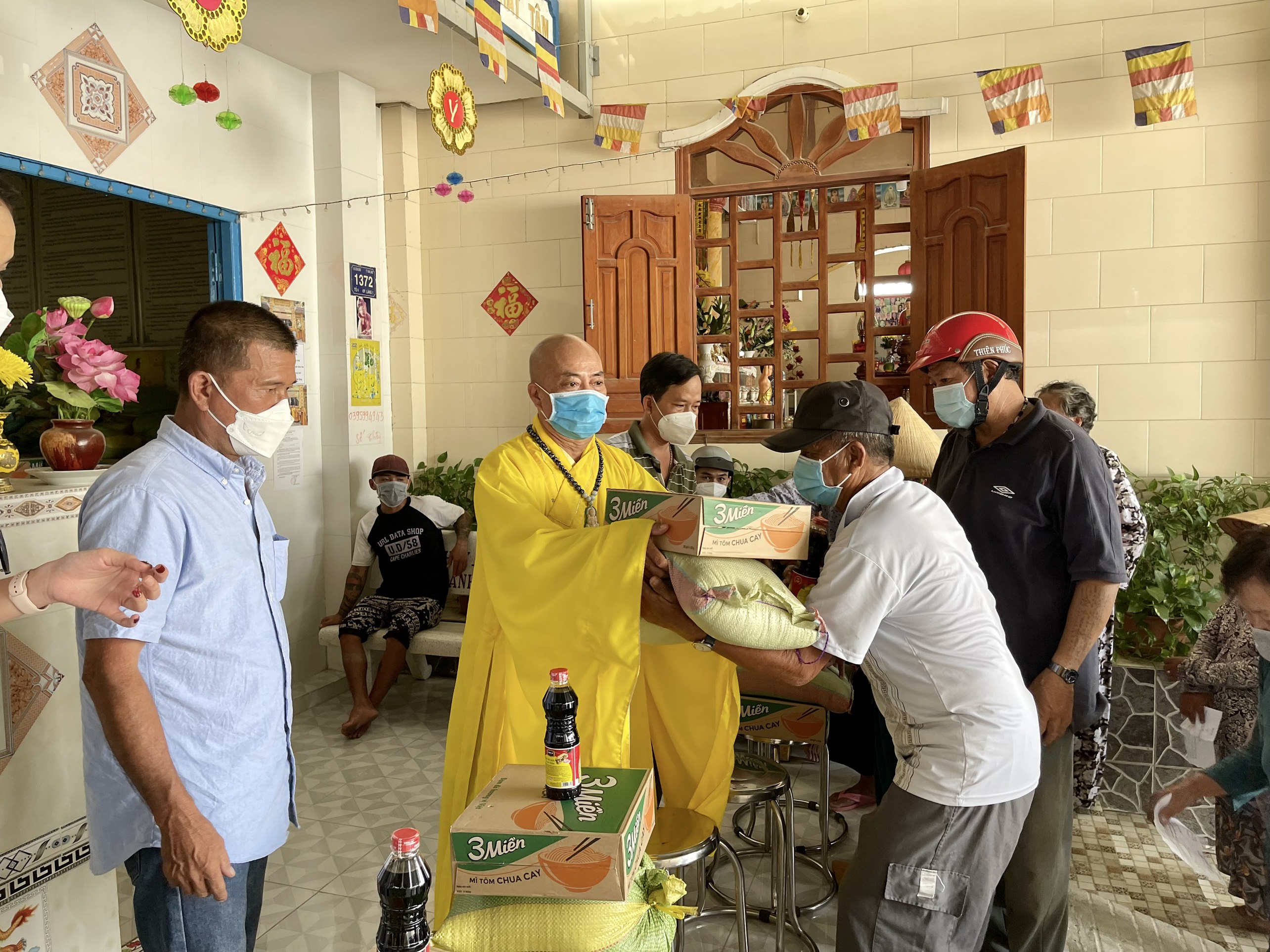 Tiền Giang: Chùa Phước Hoà trao 300 phần quà đến các hoàn cảnh khó khăn tại Gò Công Đông
