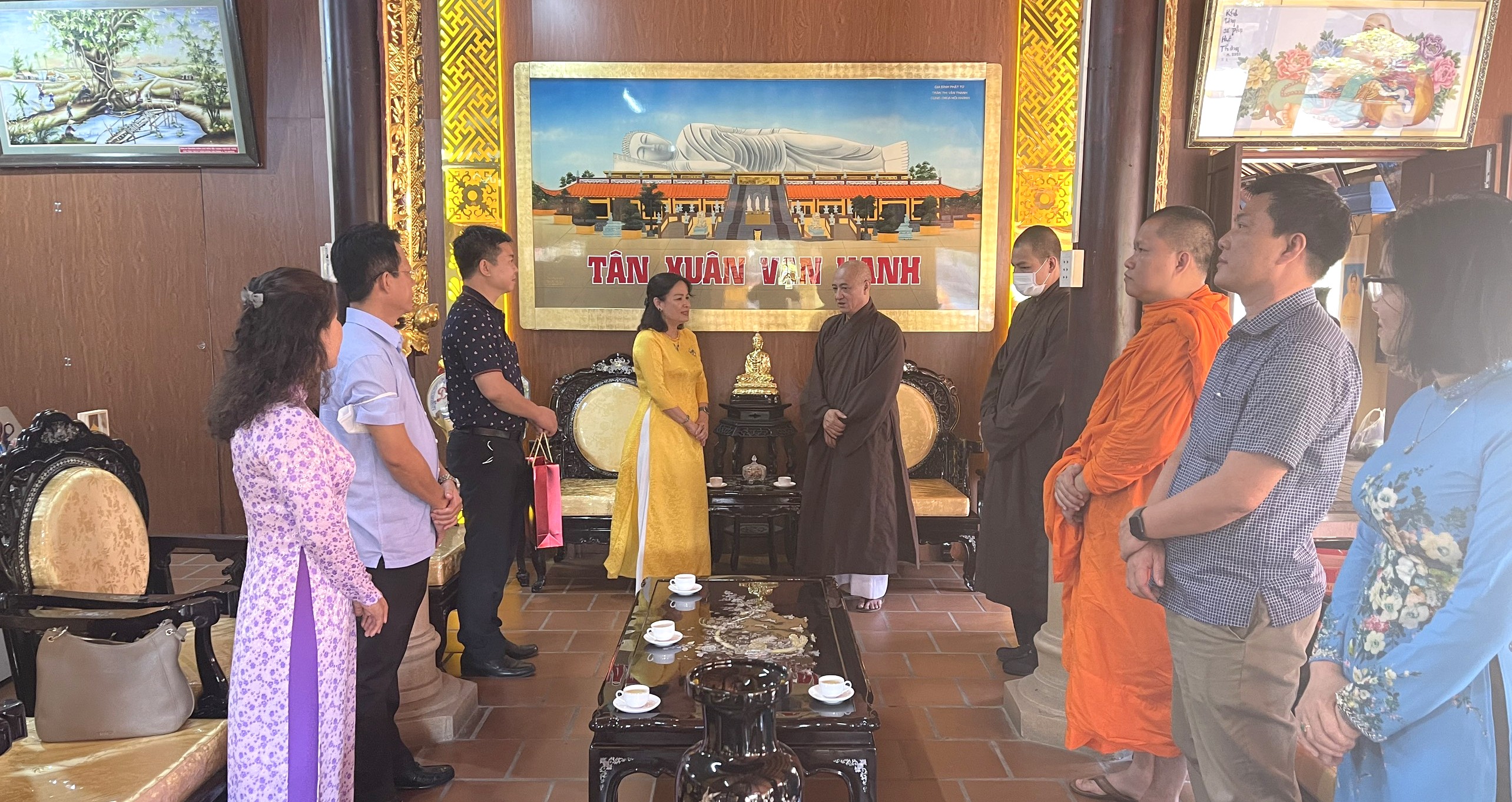 Trường Đại học Khoa học Xã hội và Nhân văn, Đại học Quốc gia TP.HCM thăm và chúc mừng năm mới đến HT. Thích Huệ Thông