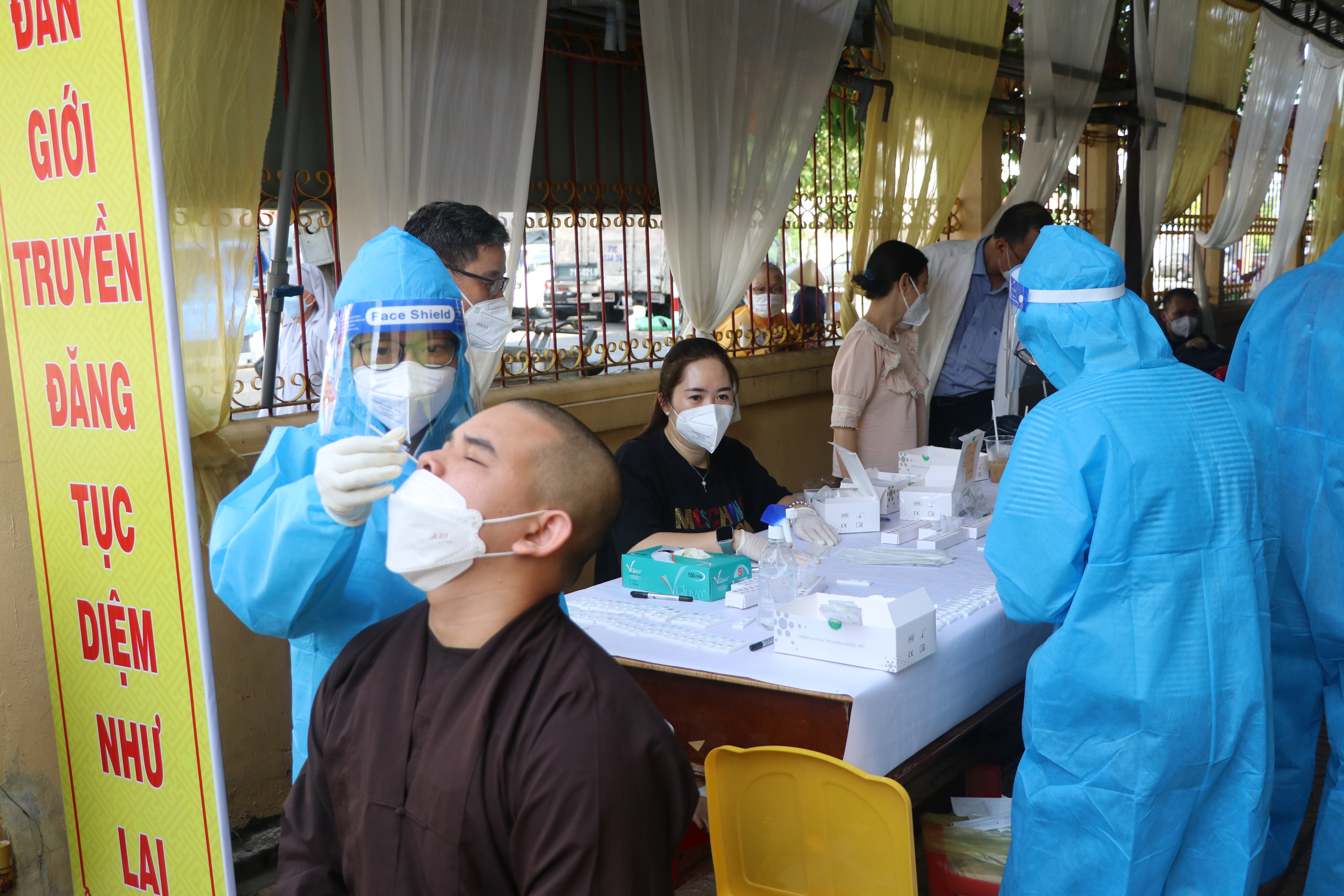 Bến Tre: Đại giới đàn Niệm Nghĩa đón giới tử Test nhanh âm tính SARS-CoV-2 lần 2 trước khi nhập giới trường