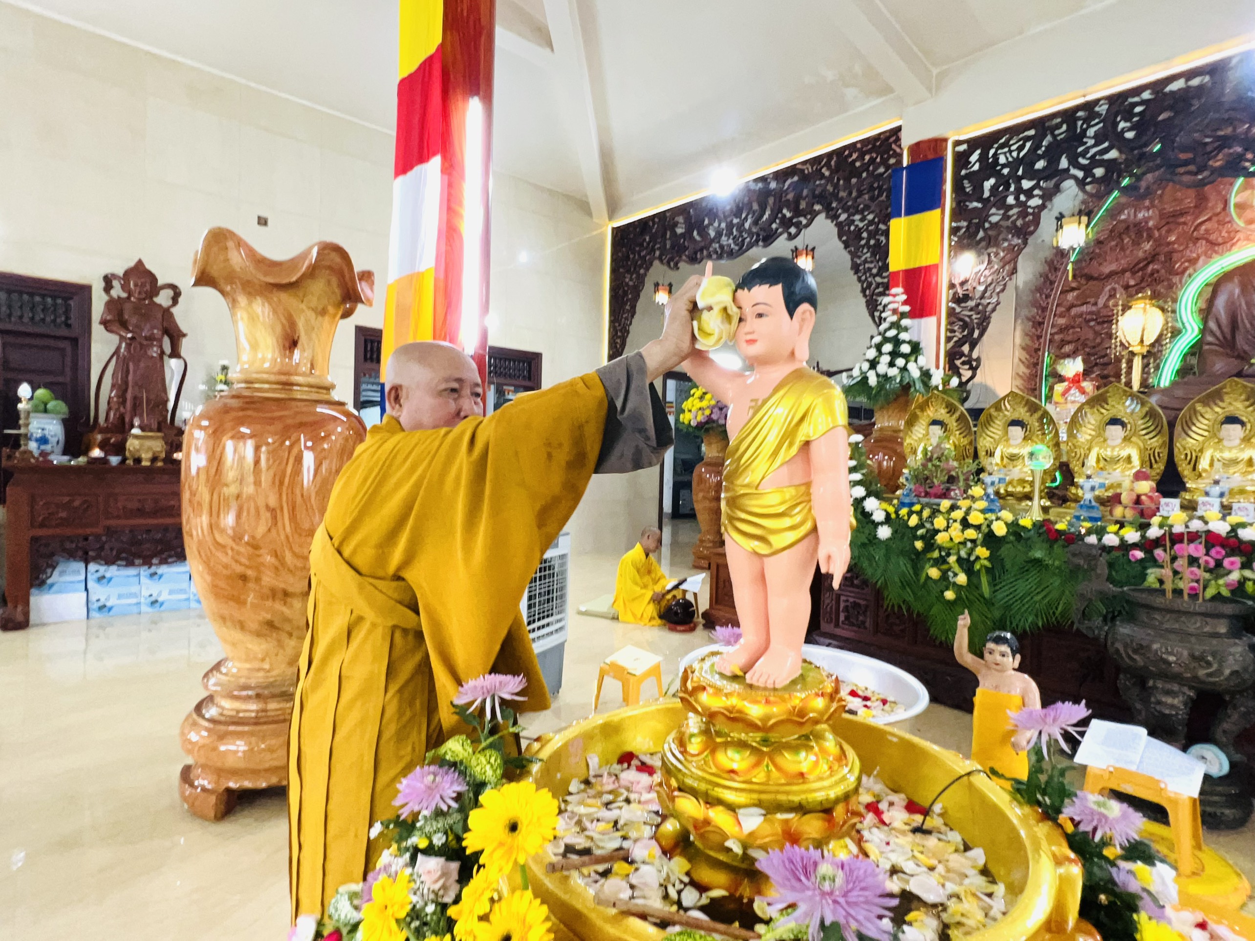 Bến Tre: Tổ Đình Long Khánh trang nghiêm tổ chức Đại Lễ Phật Đản và phát quà cho bà con nghèo, bà con Khiếm thị