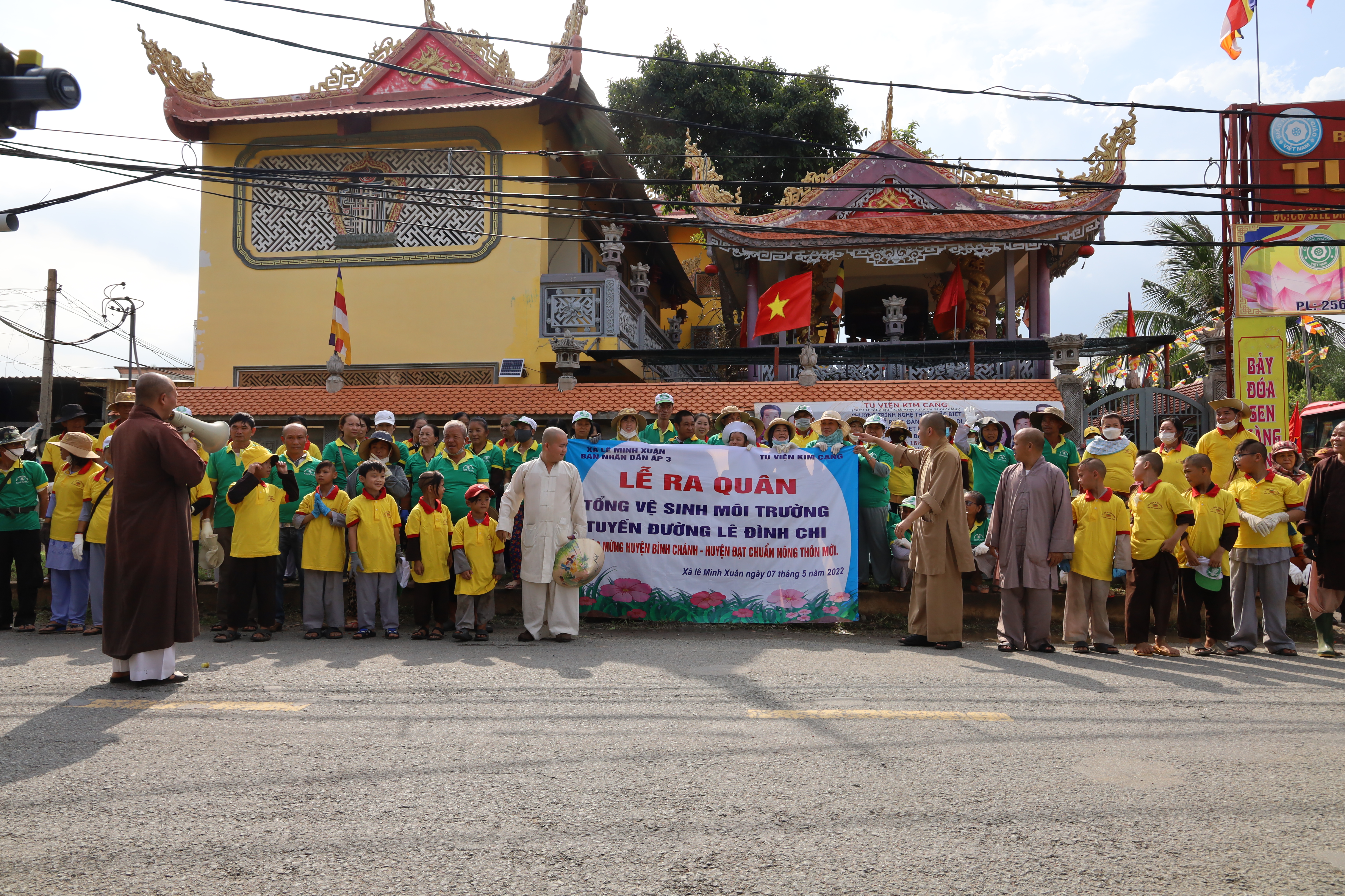 TP.HCM: Tu viện Kim Cang ra quân tổng dọn vệ sinh môi trường, trồng cây xanh trên tuyến đường Lê Đình Chi