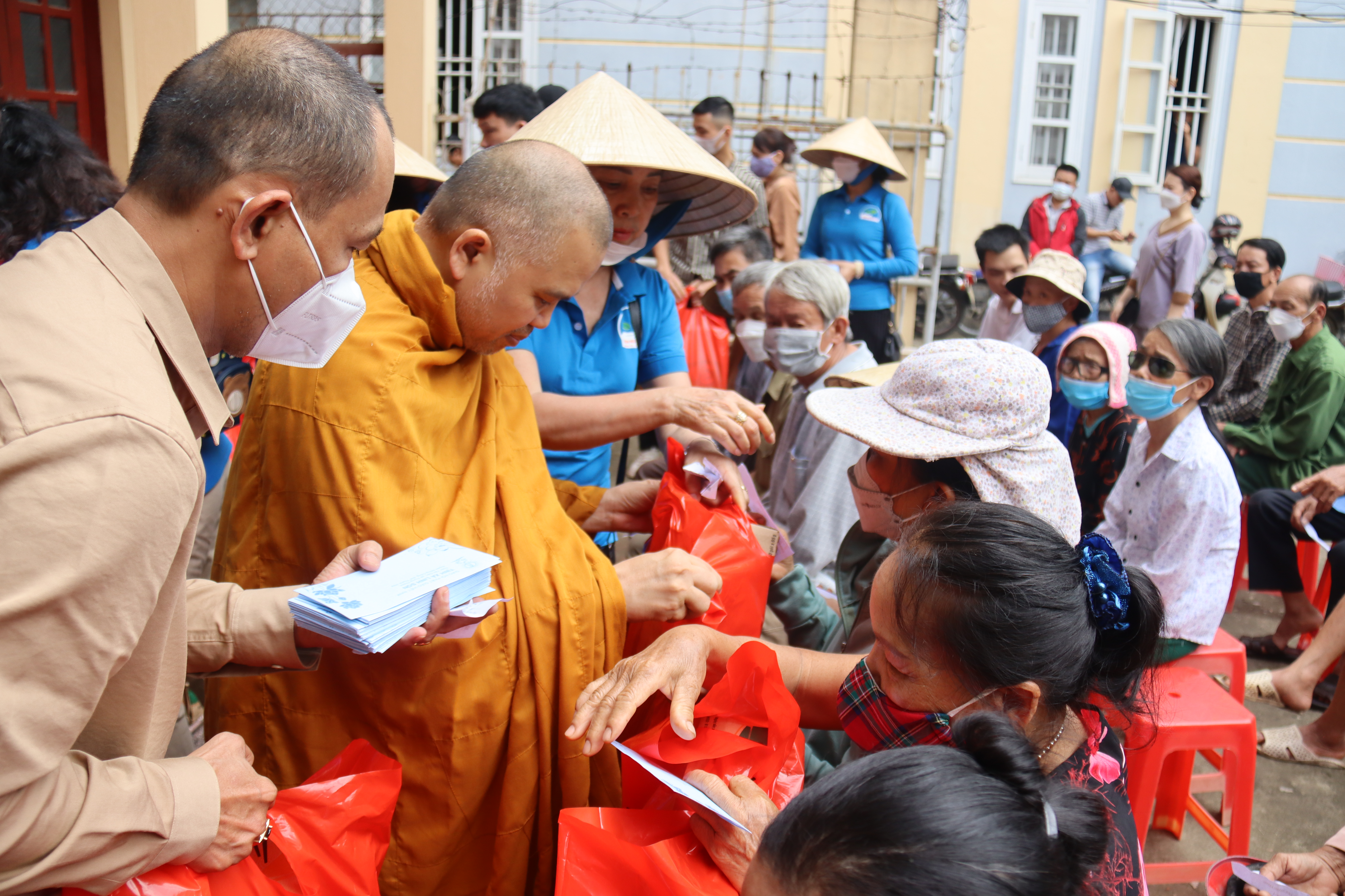 Thanh Hoá: Tịnh xá Linh Sơn tặng quà cho Hội người mù nhân mùa Phật Đản