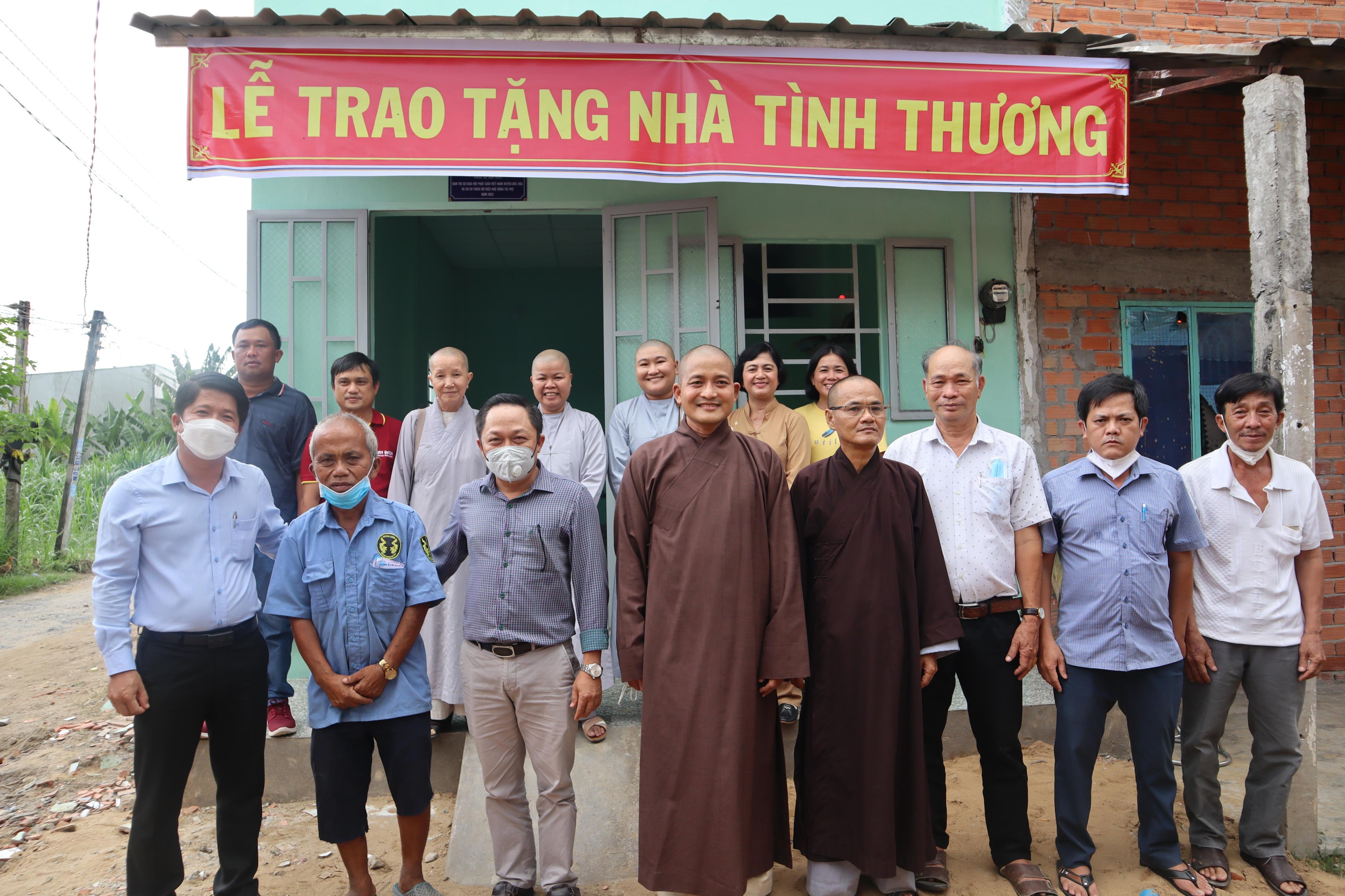 Long An: Ban Trị sự GHPGVN huyện Đức Hòa bàn giao nhà Tình thương nhân dịp Đại lễ Phật đản PL.2566