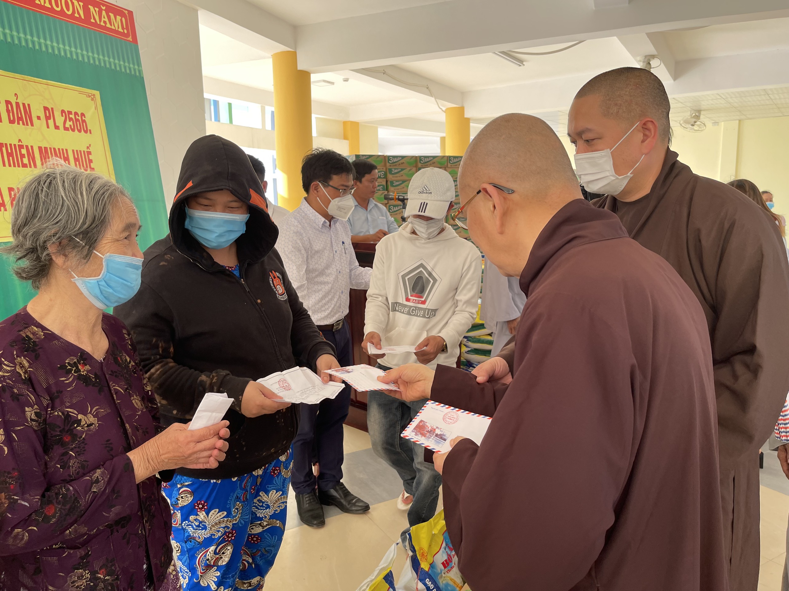 Thừa Thiên Huế: Chùa Thiên Minh Huế trao tặng 150 phần quà Phật Đản đến các gia đình nghèo tại phường Hương Sơ