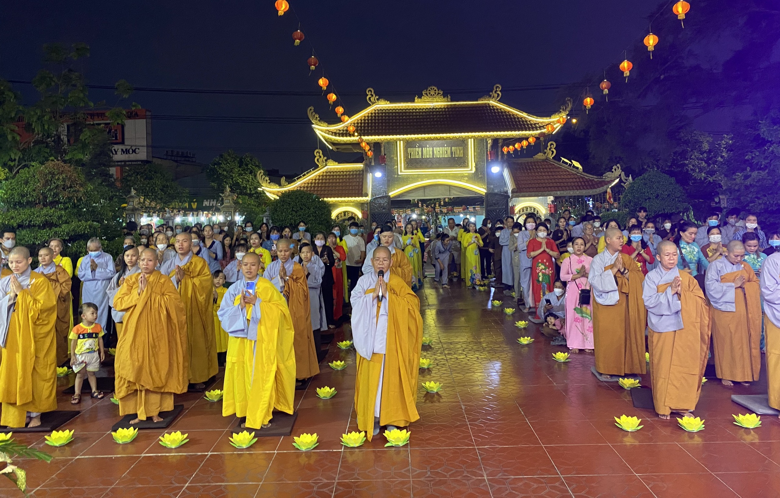 Bình Dương: Chùa Bồ Đề Đạo Tràng cử hành lễ tắm Phật, quy y Tam bảo và thắp nến hoa đăng kính mừng Đại lễ Phật Đản