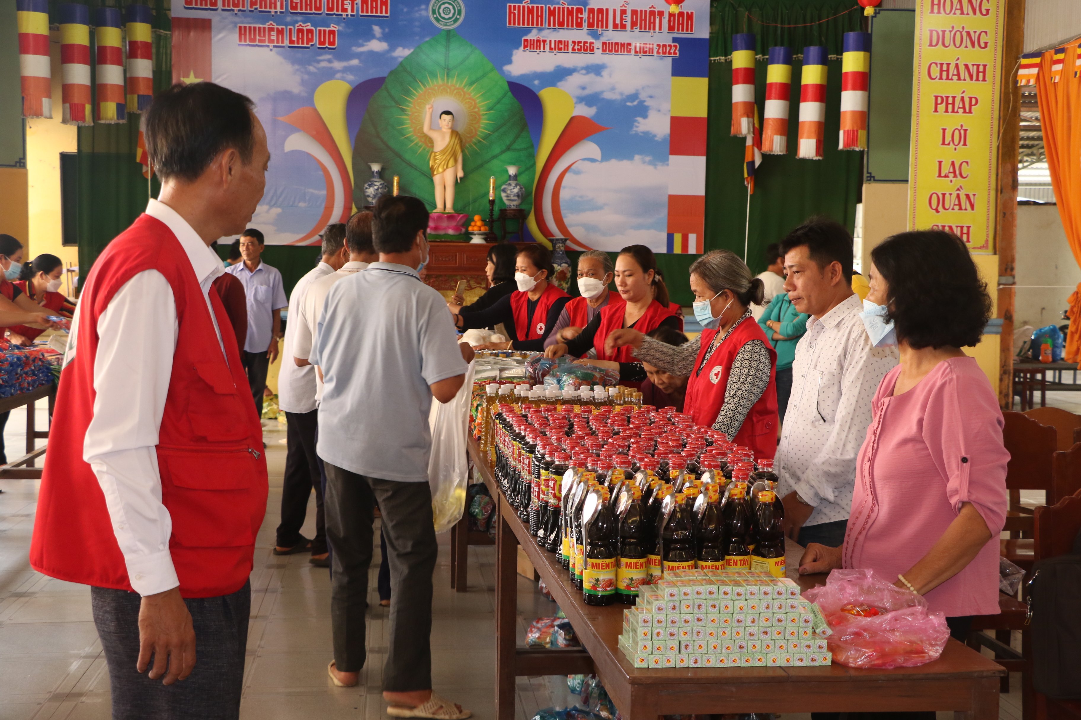 Đồng Tháp: Phật giáo Lấp Vò và Châu Thành trao quà hỗ trợ bà con