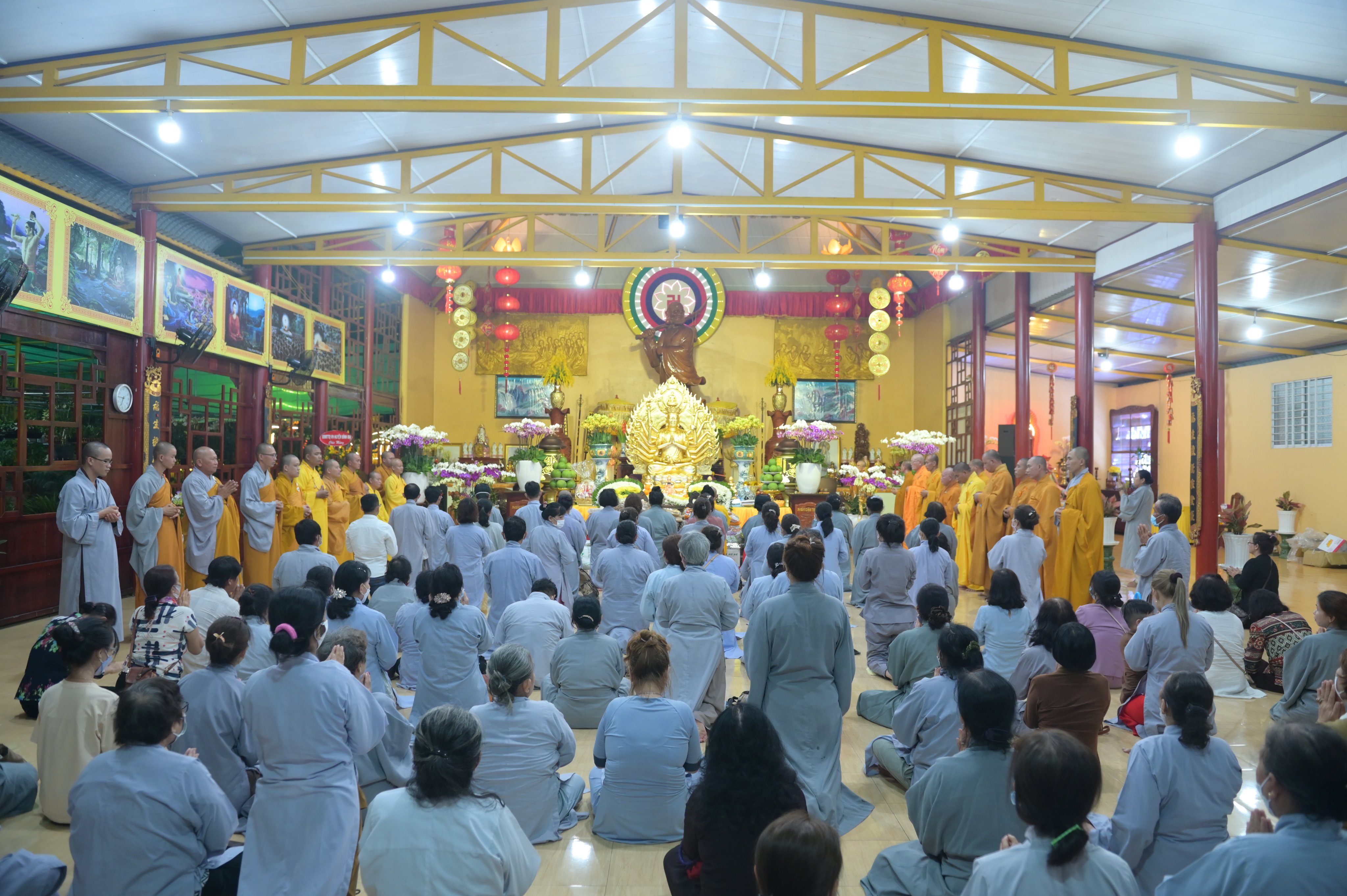 Bến Tre: Chư Hành giả Tăng chùa Vạn Phước đón tiếp phái đoàn thăm, cúng dường  Trường hạ