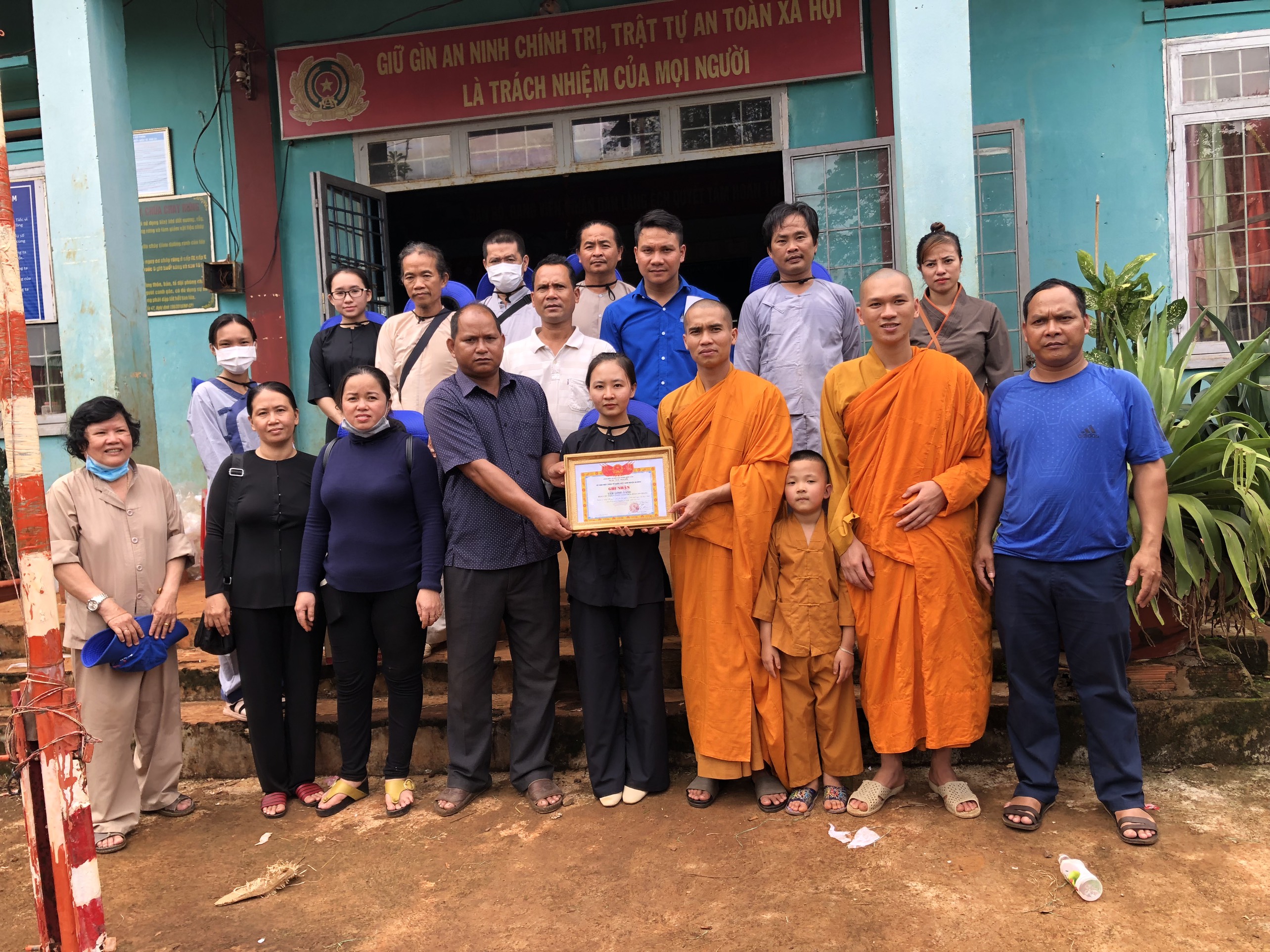 Gia Lai: Tịnh xá Ngọc Lai kết hợp với đoàn từ thiện Phật giáo Hòa Hảo (An Giang) trao tặng quà từ thiện