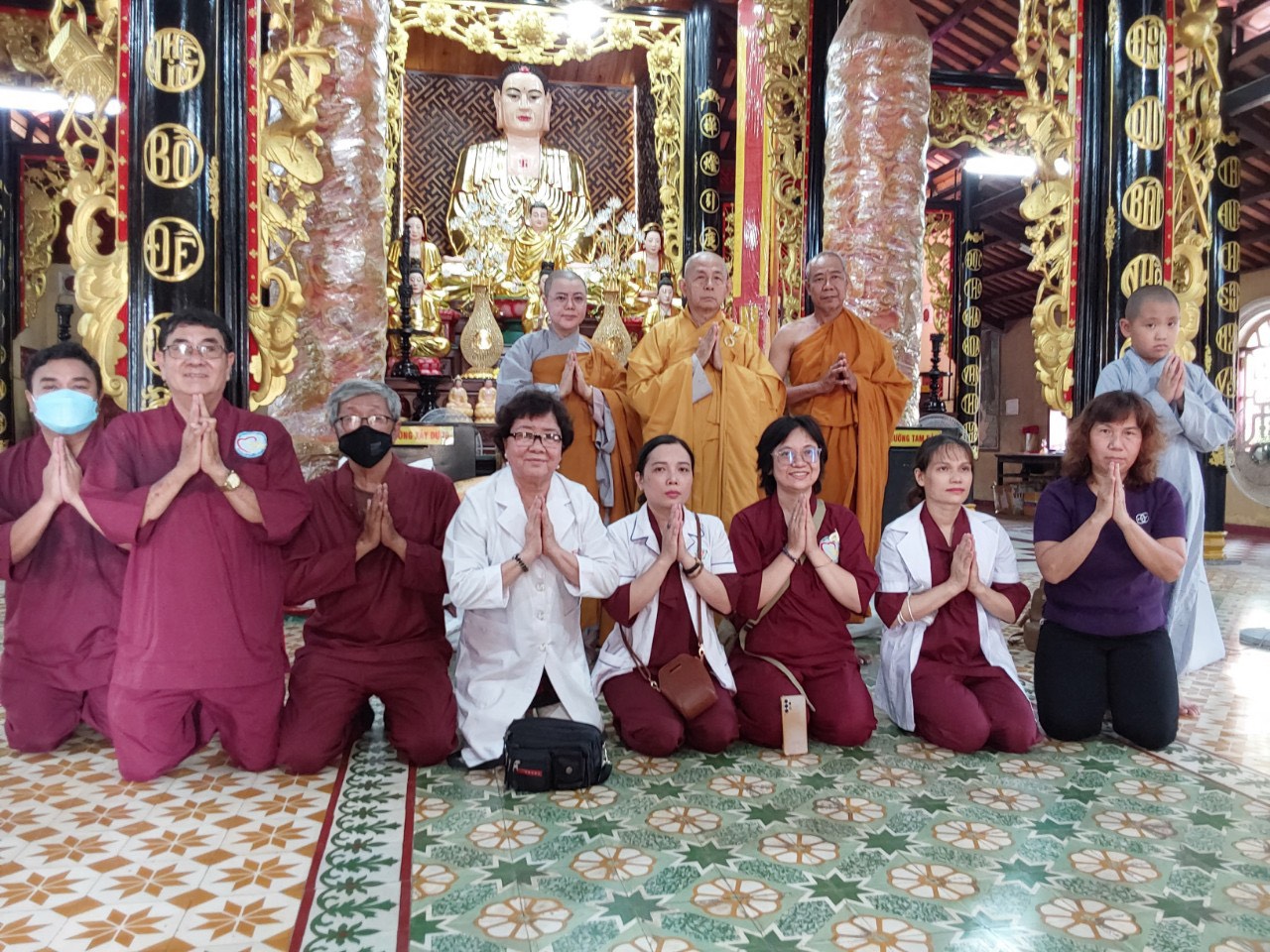 Kiên Giang: Đoàn thiện nguyện An Việt Y Bác sĩ (TP.HCM) thăm và cúng dường Trường hạ tại chùa Tam Bảo