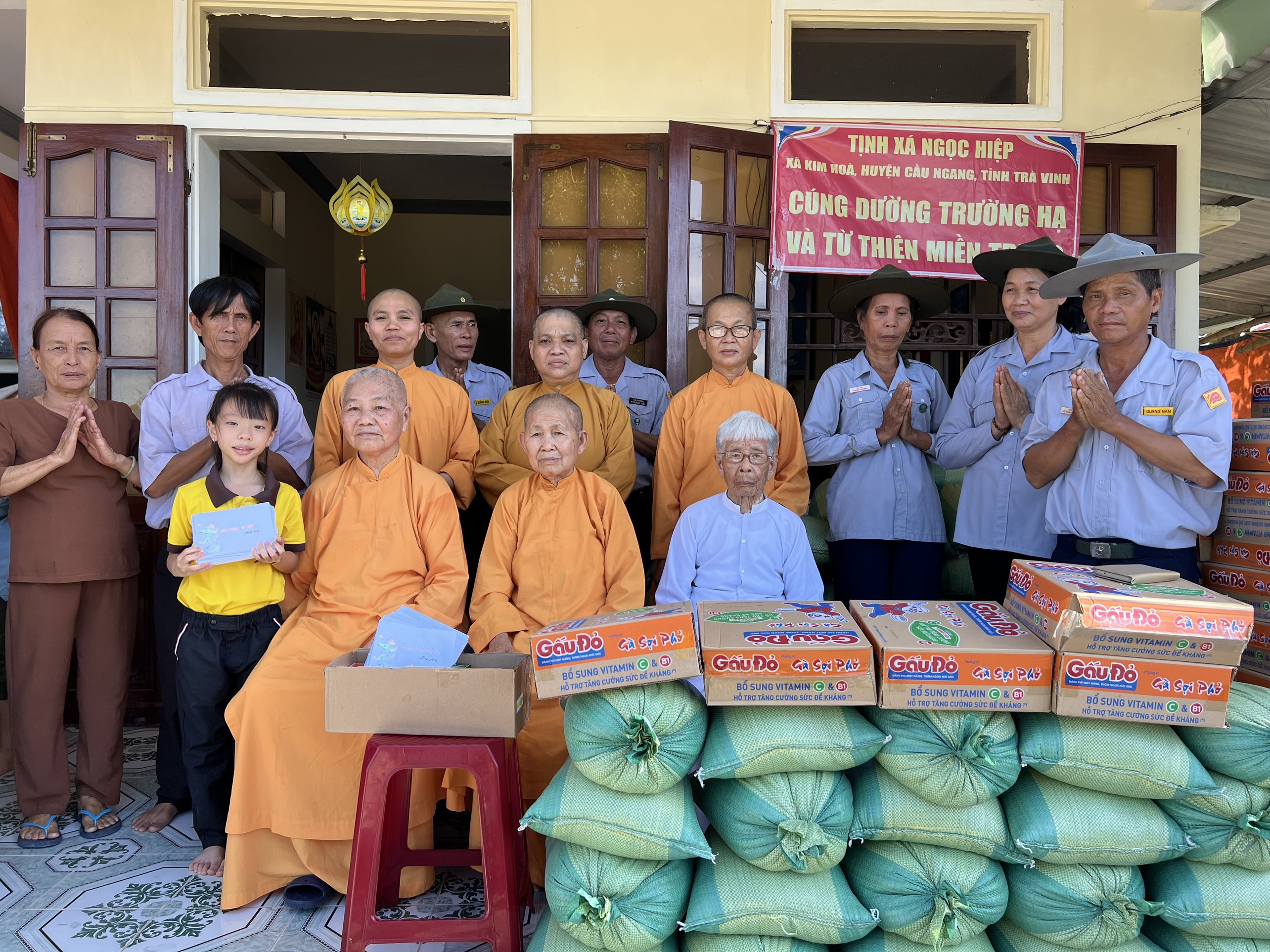 Trà Vinh: Tịnh xá Ngọc Hiệp cúng dường trường hạ và từ thiện miền Trung