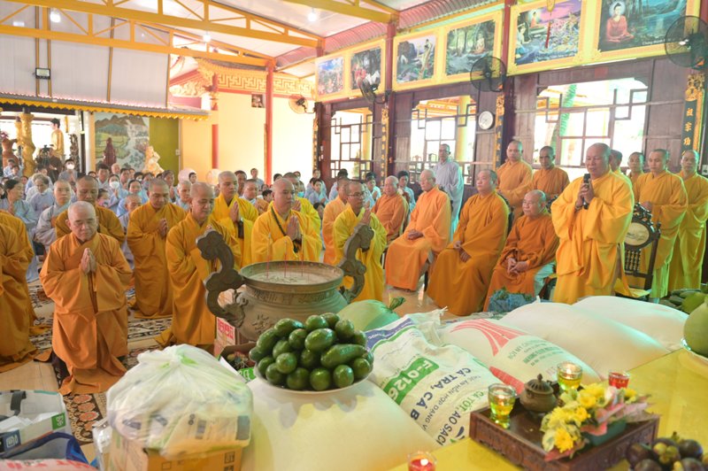 Bến Tre: BTS GHPGVN huyện Bình Đại cúng dường Trường hạ Tăng chùa Vạn Phước