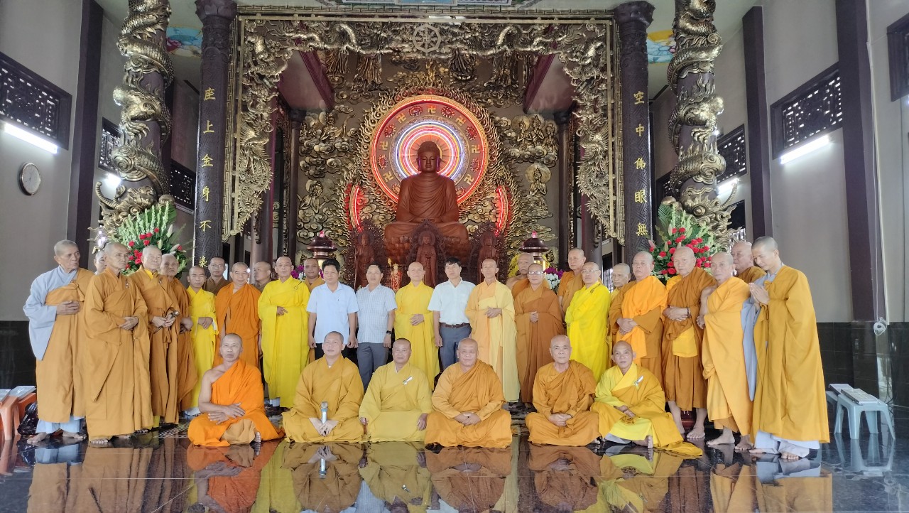 Hậu Giang: Lãnh đạo Ban Tôn giáo và Phòng PA02 tỉnh thăm trường hạ chùa Vĩnh Hiệp