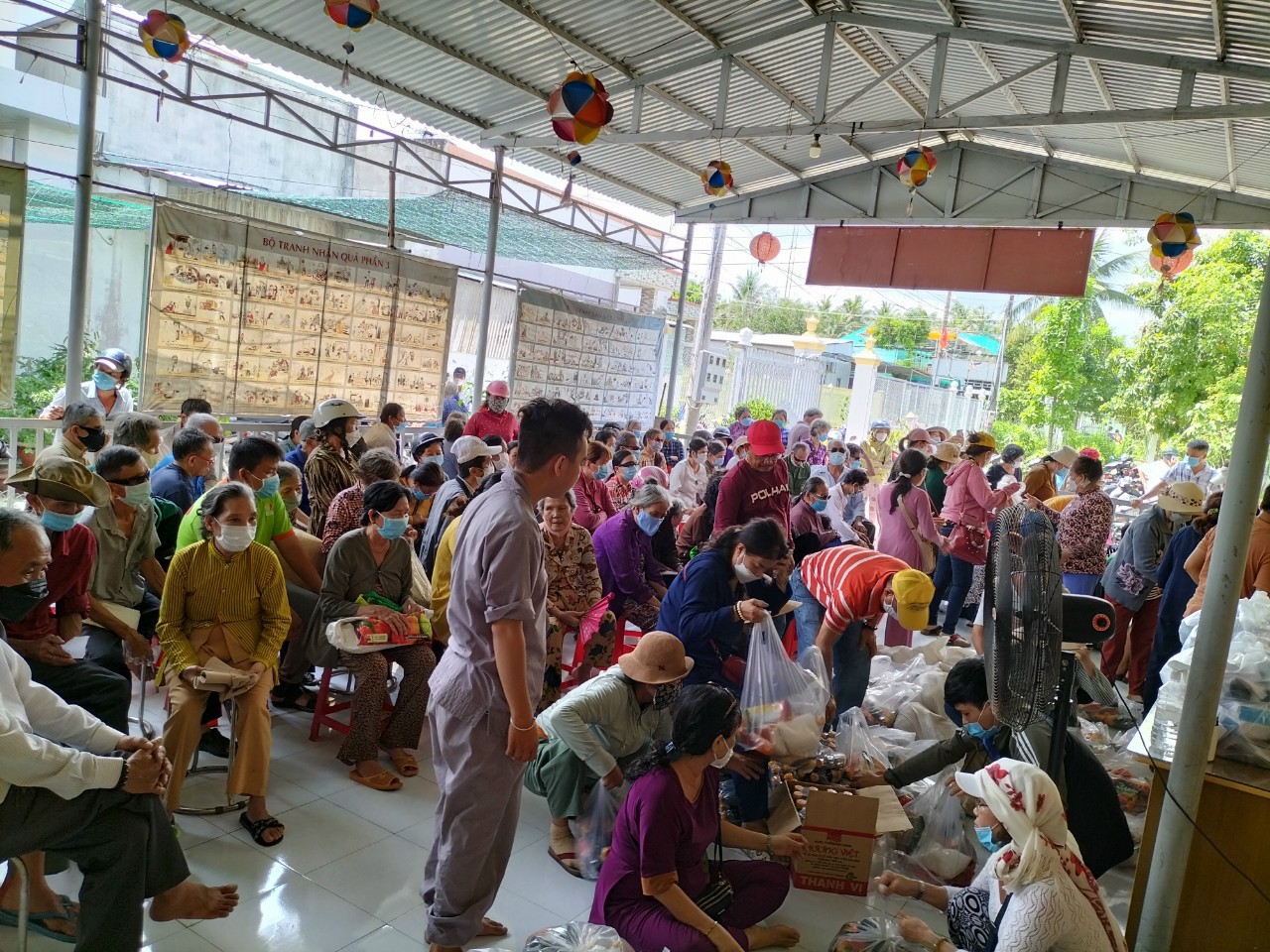 Bến Tre: Chùa Phước Huệ trao tặng 200 phần quà cho bà con khiếm thị