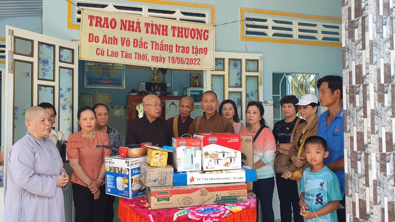 Tiền Giang: BTS Phật giáo huyện Tân Phú Đông bàn giao 2 căn nhà tình thương hướng đến chào mừng Đại hội Đại biểu Phật giáo tỉnh lần thứ X