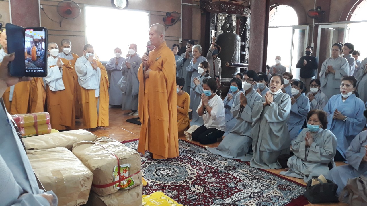 TP. HCM: Chùa Phổ Đà Sơn quận 8 cùng Phật tử cúng dường trường hạ