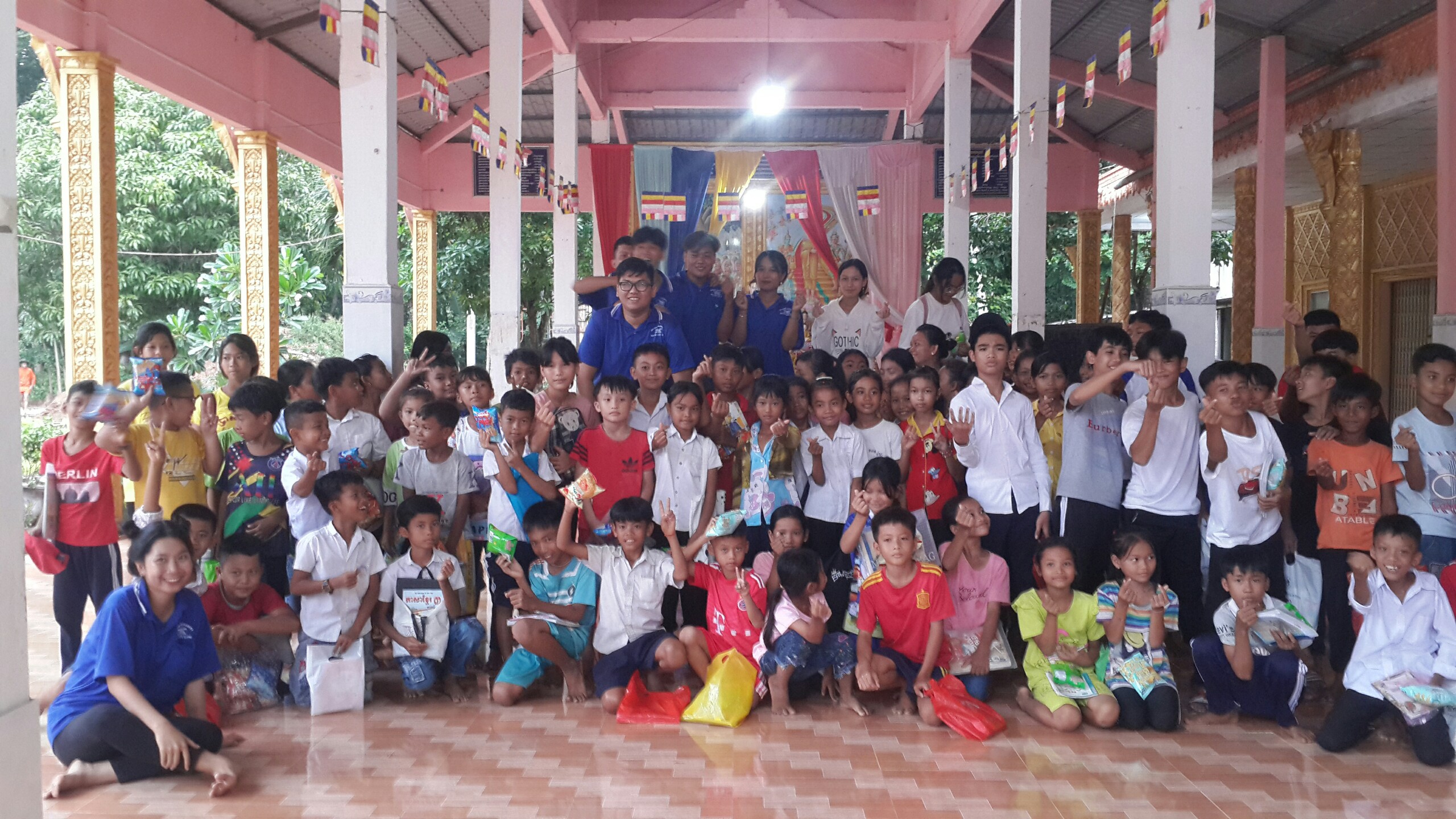 Trà Vinh: Chùa Kompong SaLa trao tặng tập và viết cho học sinh đồng bào dân tộc