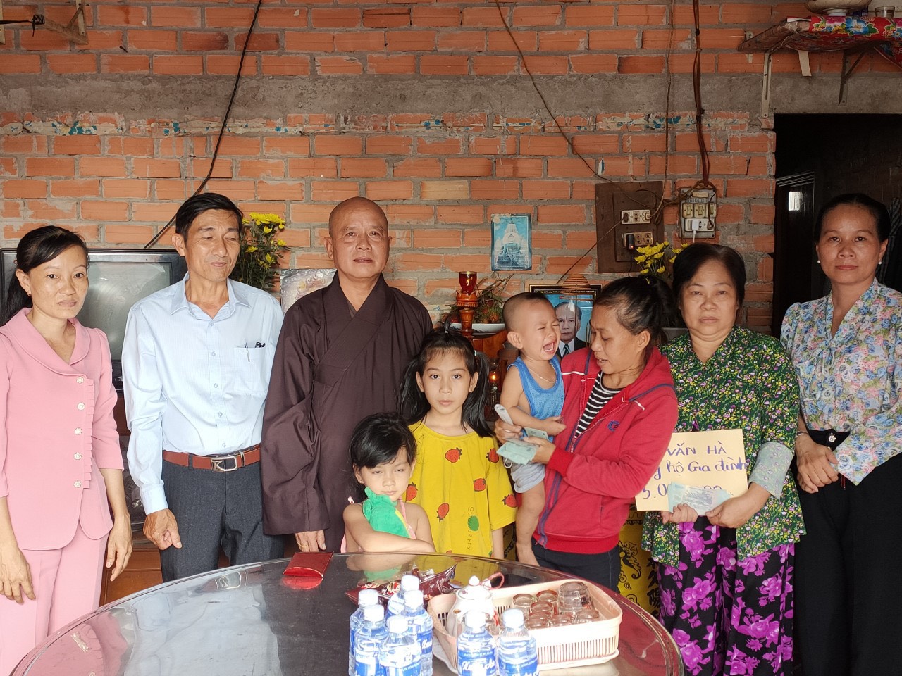 Bến Tre: Chùa Linh Phước hỗ trợ kinh phí chữa trị cho bệnh nhân nghèo bị nhồi máu cơ tim