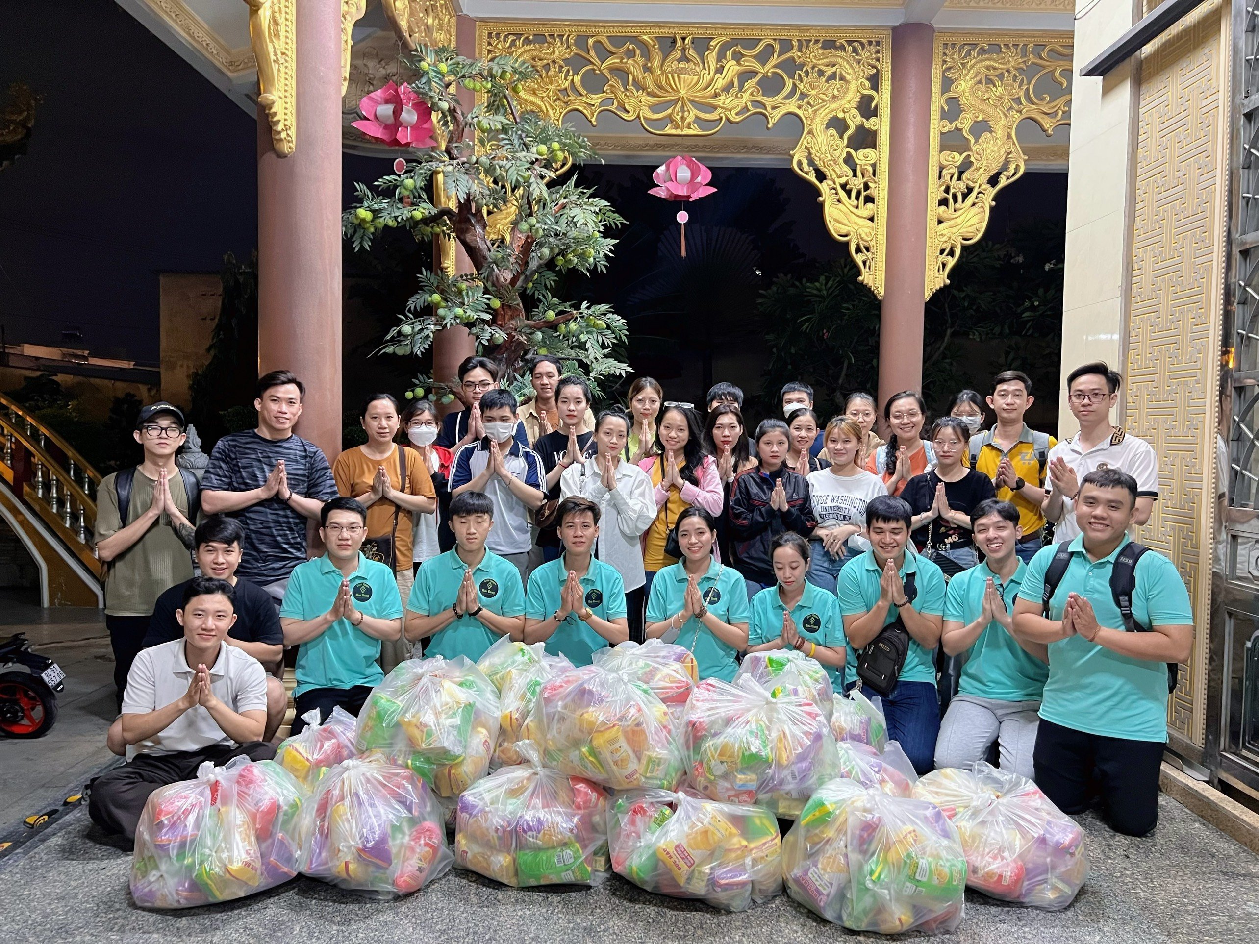 TP.HCM: Nhóm thiện nguyện Bao Dung tặng 300 phần quà đến người vô gia cư trên địa bàn Thành phố