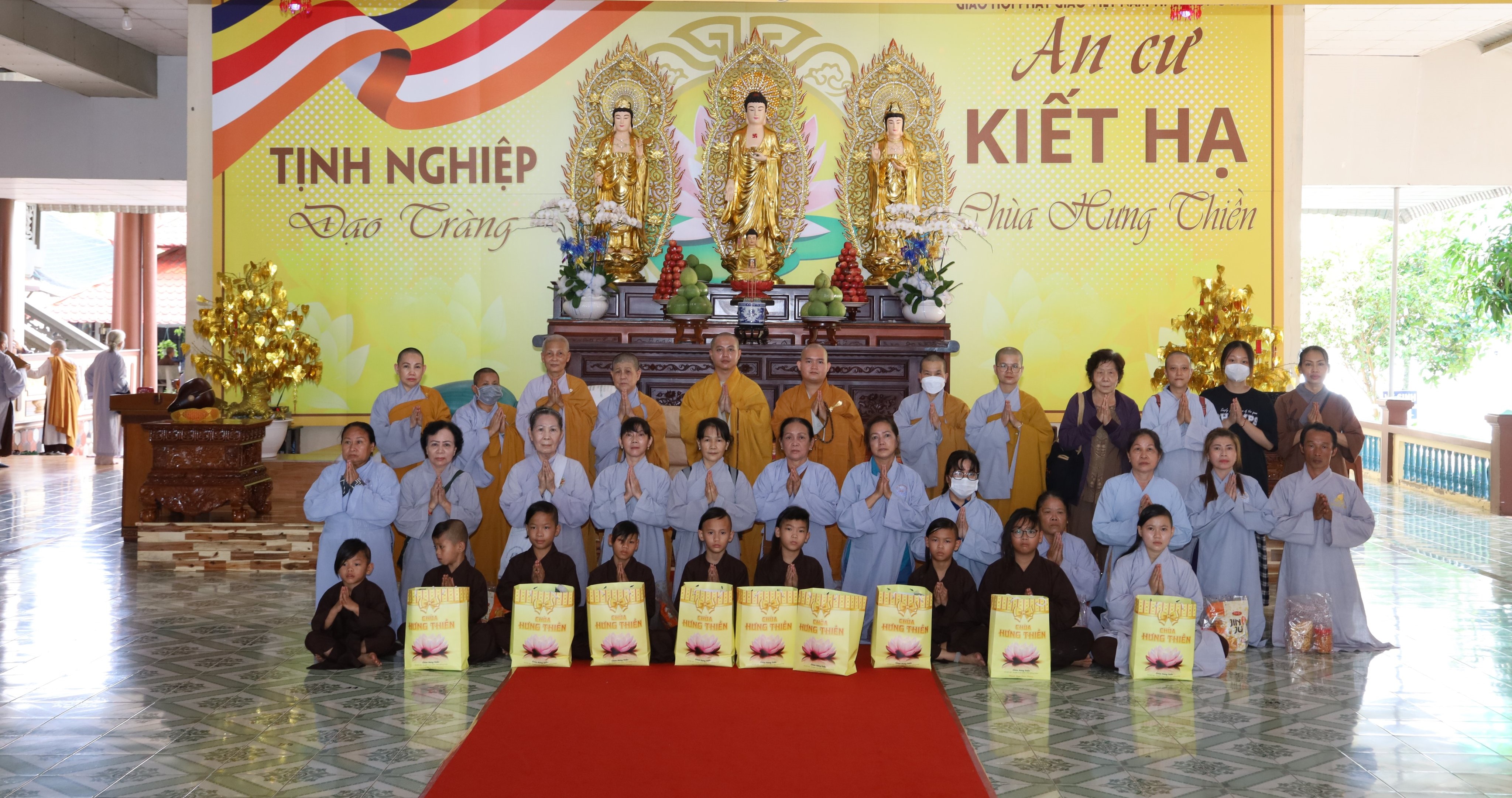 Đồng Tháp: Tu viện Kim Cang (TP.HCM) thăm và cúng dường 05 điểm trường hạ trong tỉnh