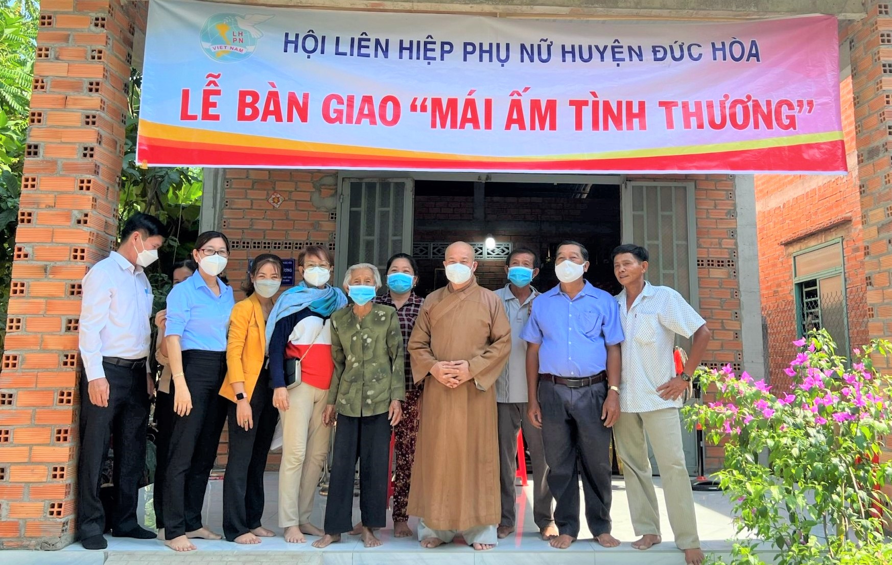 Long An: Chùa Pháp Tạng trao tặng 3 mái ấm tình thương cho bà con khó khăn huyện Đức Hòa