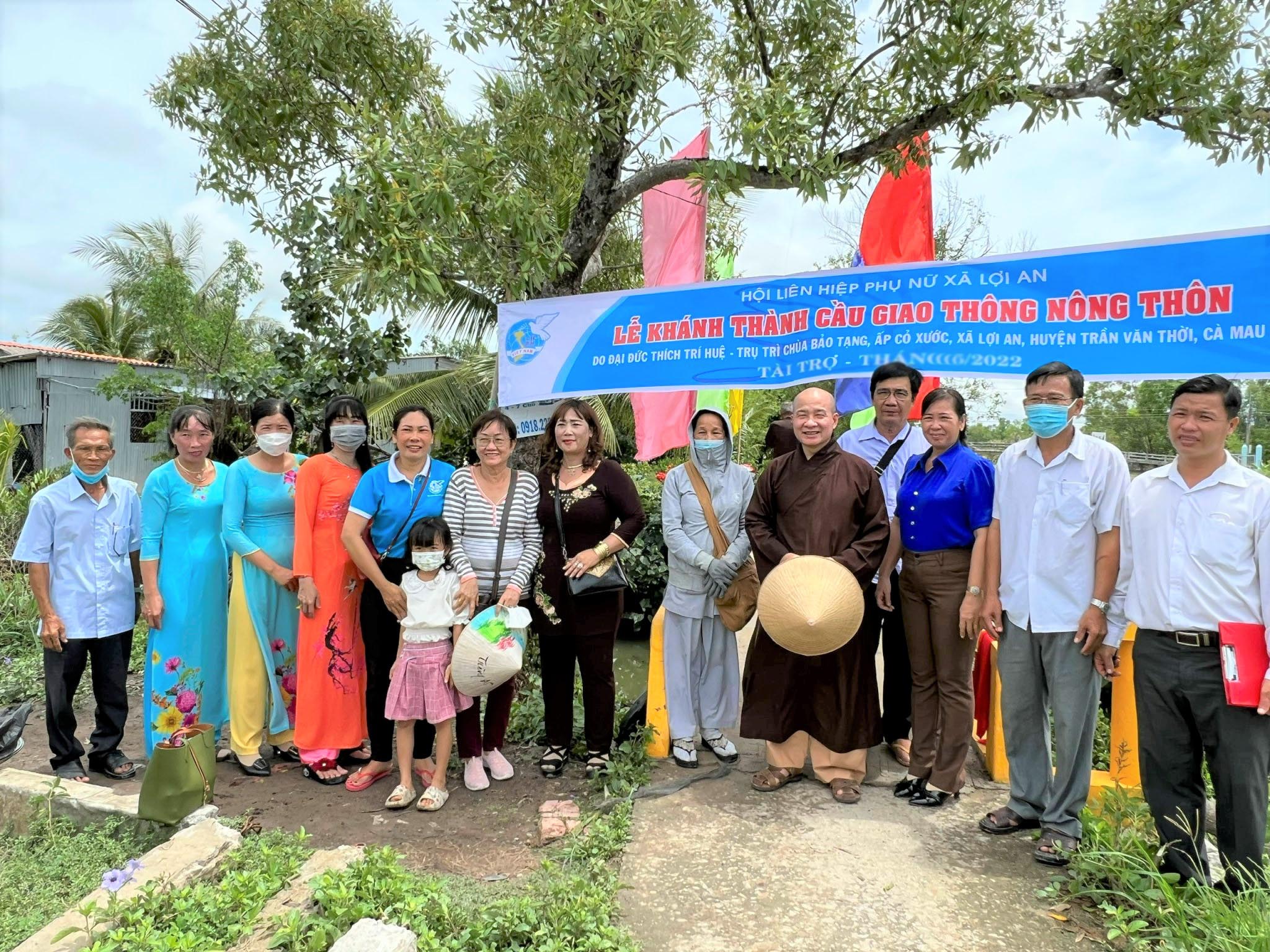 Cà Mau: Chùa Pháp Tạng (TPHCM) và Chùa Bảo Tạng (Cà Mau) thực hiện chuỗi bàn giao, khánh thành cầu và đường giao thông nông thôn đến bà con