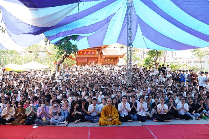 Lễ cầu nguyện và tư vấn mùa thi tại chùa Quan Âm - Hà Nội