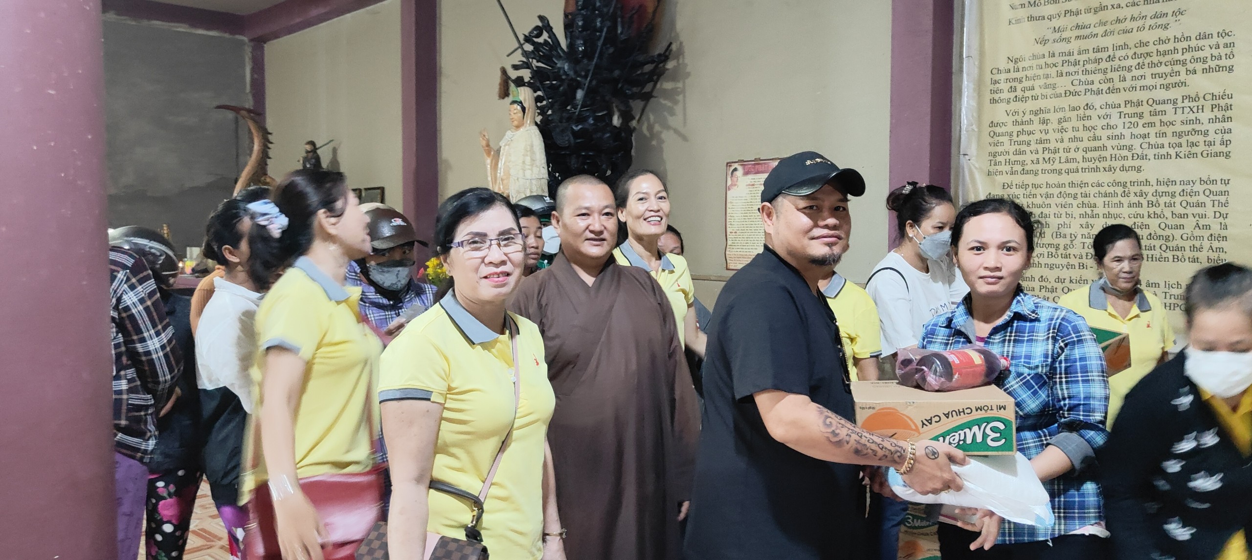 Kiên Giang: Chùa Hải Sơn (chùa Hang) kết hợp với Đoàn từ thiện Chơn Duyên trao 100 phần cho quà người dân có hoàn cảnh khó khăn