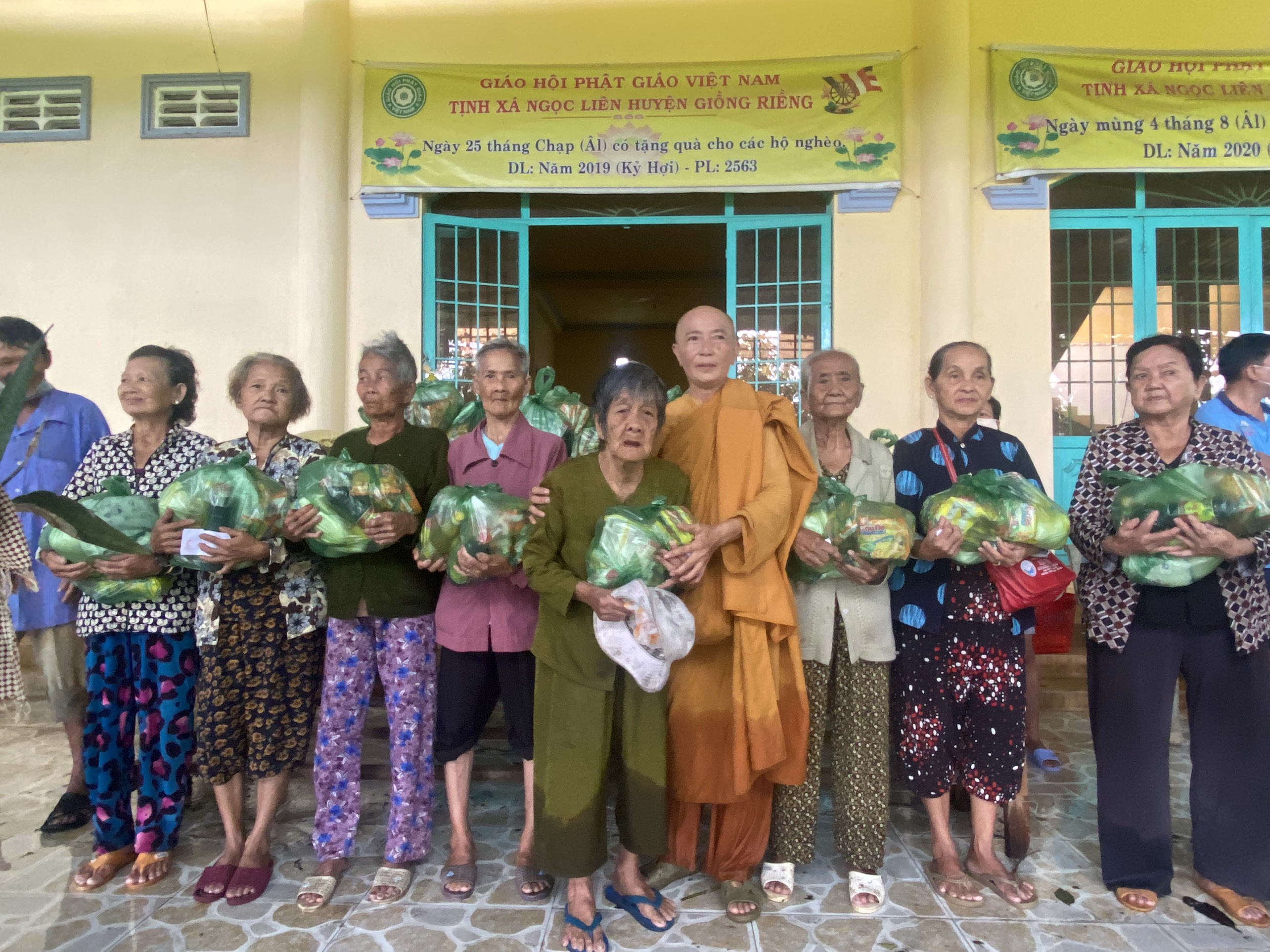 Kiên Giang: Tịnh xá Ngọc Liên trao quà từ thiện cho bà con nghèo trên địa bàn